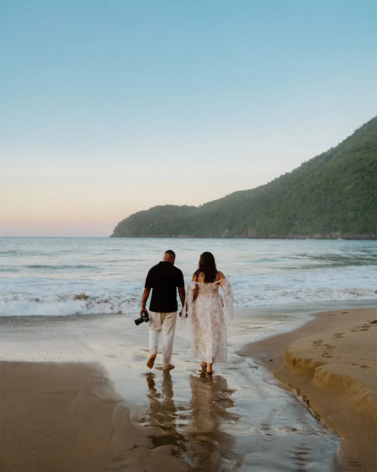 The soft undertones of the waves, the light, and the textures that make the perfect postal for Joan and Gilda candid playfulness. A Caribbean choir in perfect harmony. 🇩🇴🏝🌊🌅

Flowers @exclusiveweddingsworld
Makeup @lybeautybyyaisa

#samana #elva
