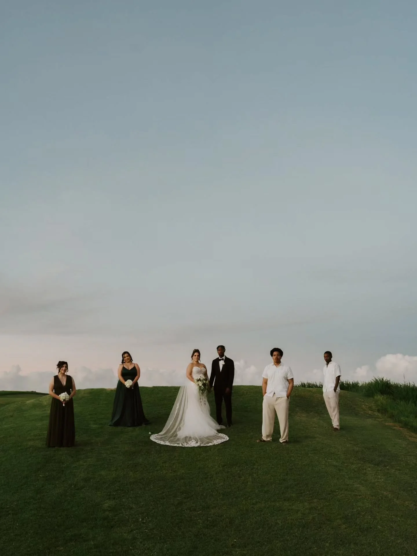Sometimes ceremonies feel like a pause of time for a moment. That endless greenery of Dye Fore in Casa de Campo, the breeze and the lightning. Thank you Ariana &amp; Deshawn for your history ❤️ 

#dyefore #cadadecampo #altosdechavon #bodasrd ##domini