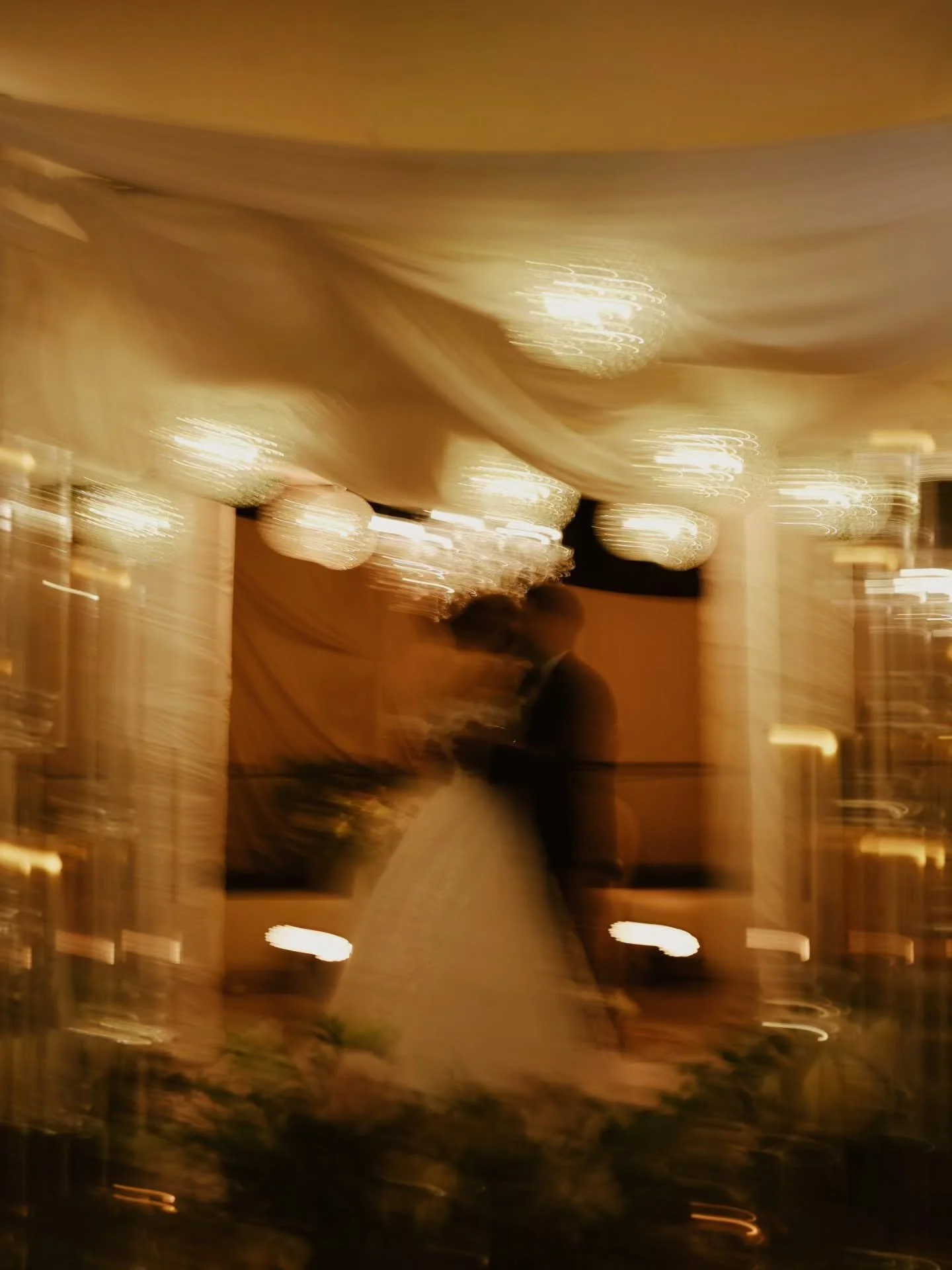 Every wedding story it's always extremely important, but when it's time to shoot the wedding of your friends it's extremely special. Thank you @joanpena1652 and @gildaliriano. Your love inspires me.

WP and decor: @exclusiveweddingsworld 

#dominican