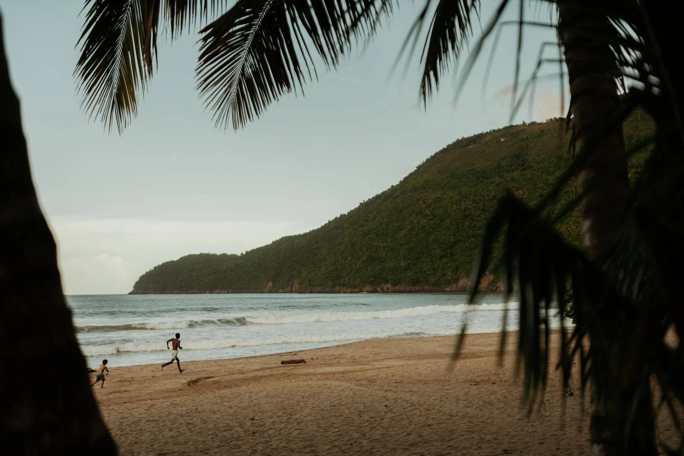 Engagement portraits with tropical mountains and golden light in Samaná