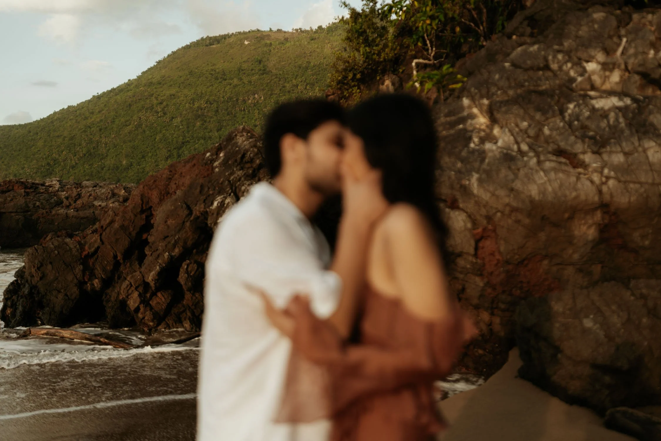 Engagement portraits with tropical mountains and golden light in Samaná