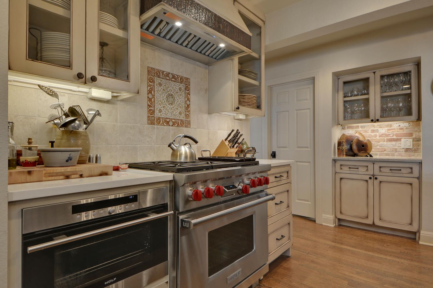 Stainless kitchen range with tile backsplash design