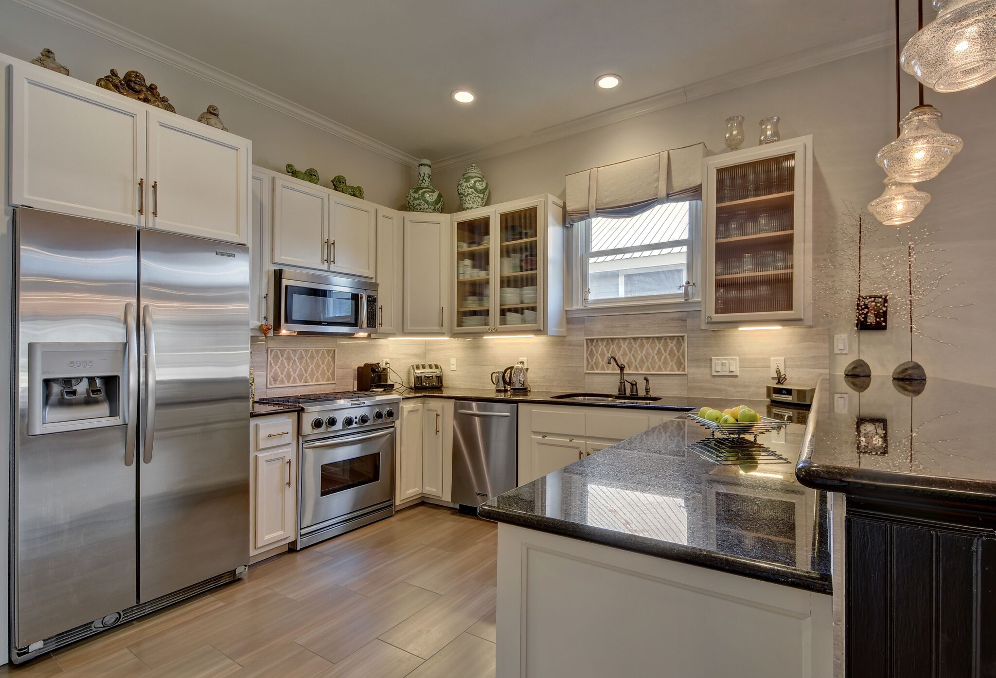 White kitchen with decorative backsplash