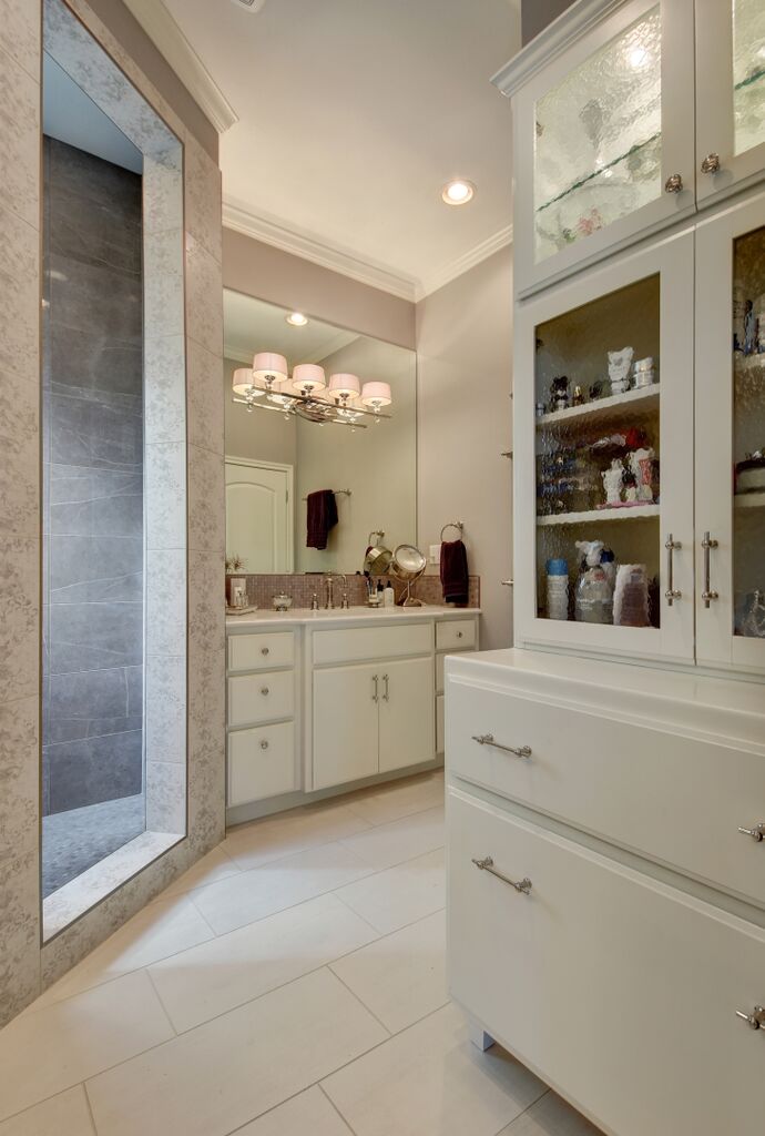 Bathroom design with single sink and vanity mirror lights