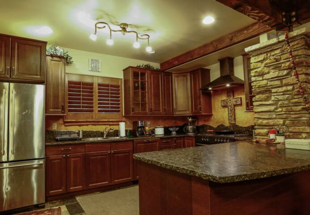 7 Kitchen Diagonal.png
