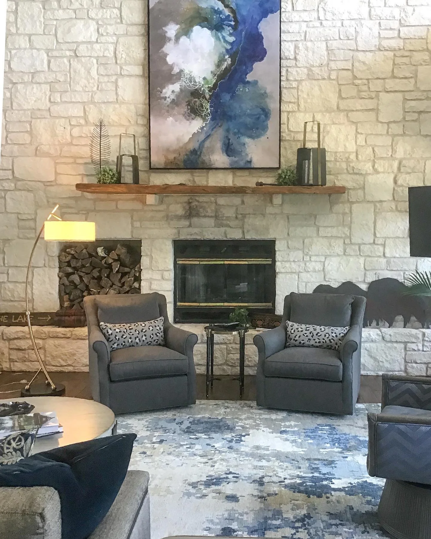 We transformed this living room overlooking the lake⚡️✨😍. New furniture, a hand knotted rug, accessories and the giant painting harmoniously tie this room to its vista of water and sky. Swipe to see the before. 
.
.
.
.
.
.
.
We adjusted the seating