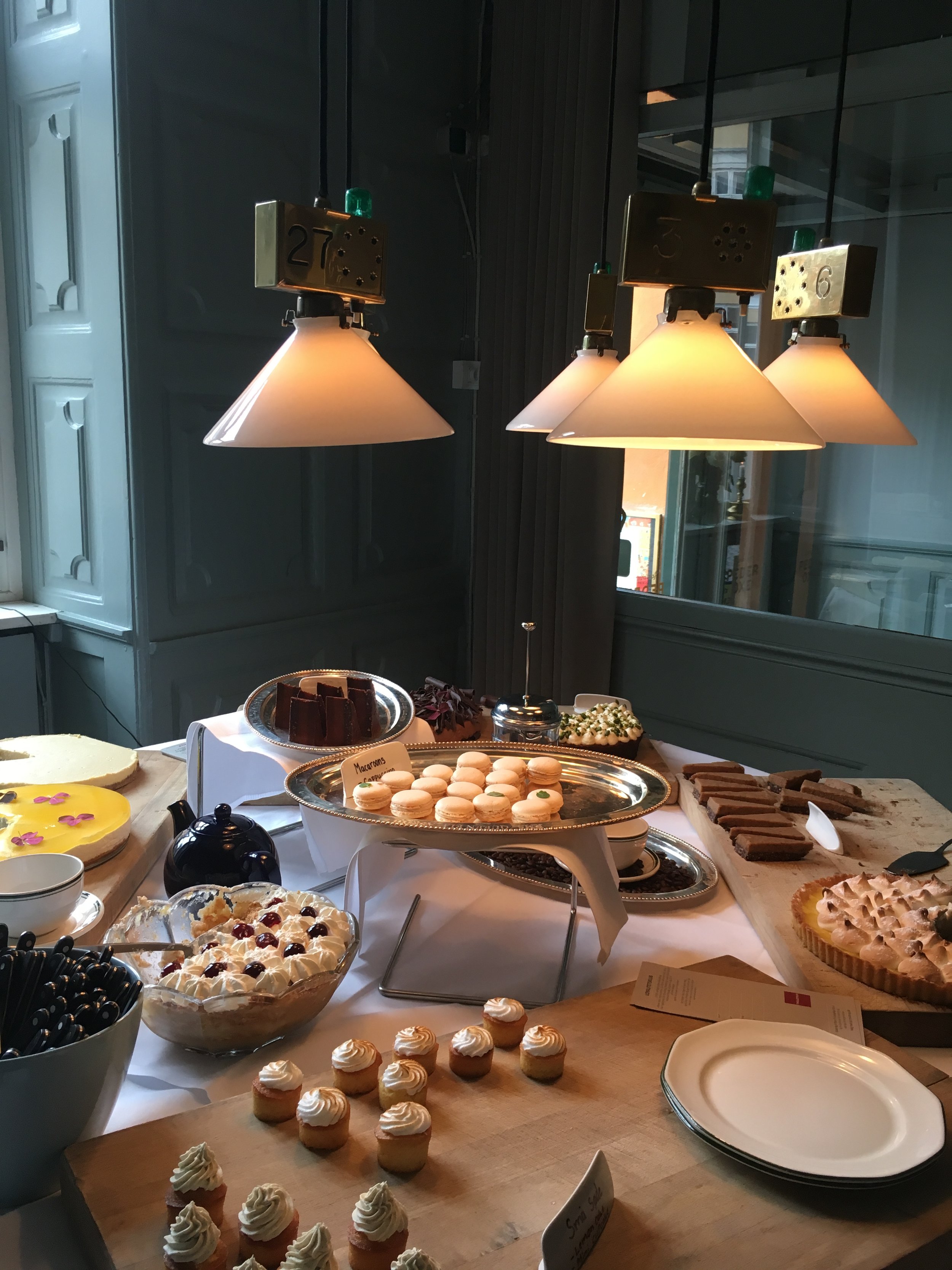 STORT SØNDAGSKAGEBORD I PEDER OXE