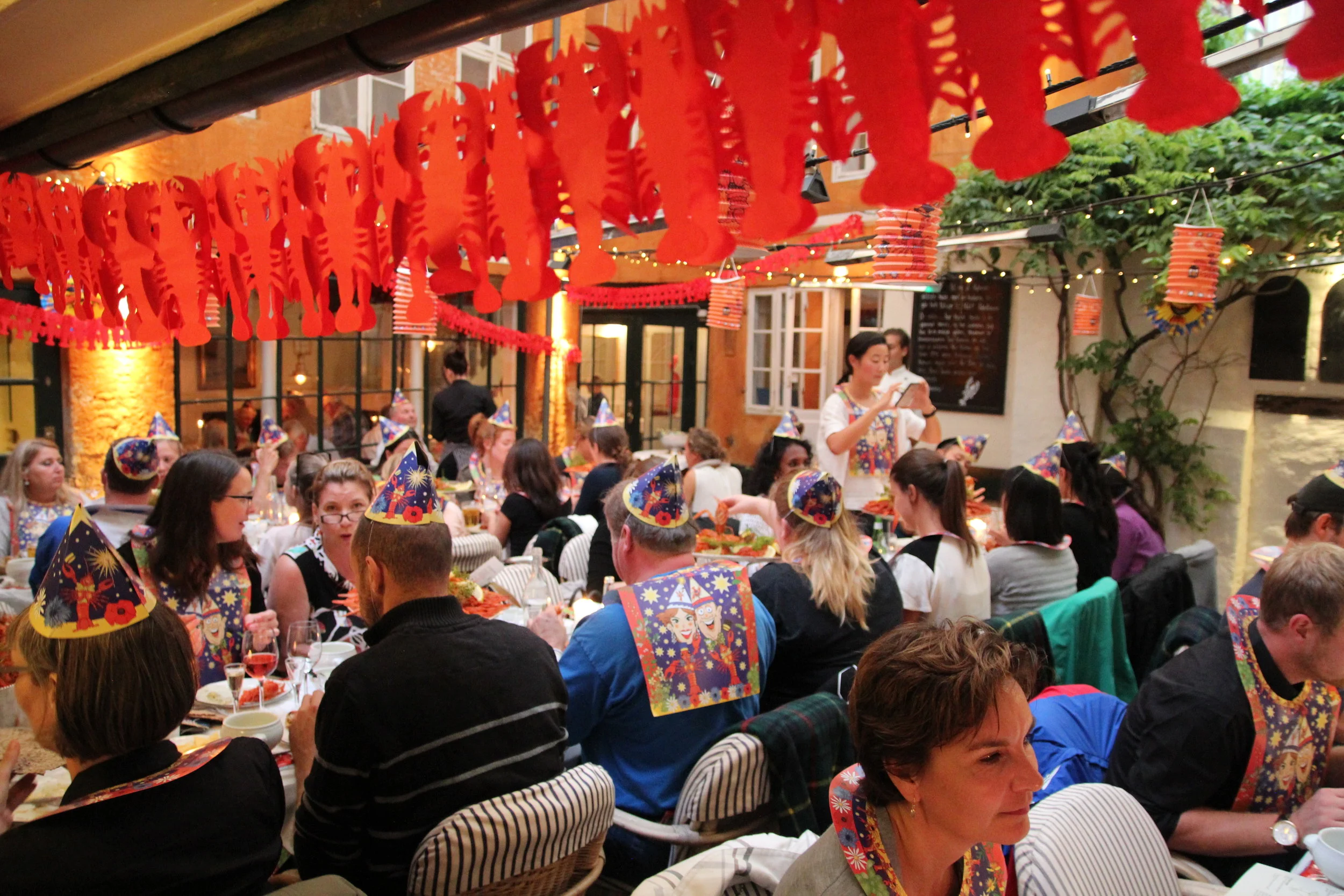 Københavns bedste krebsegilde: På med hagesmæk, hat og "Helan går"! 