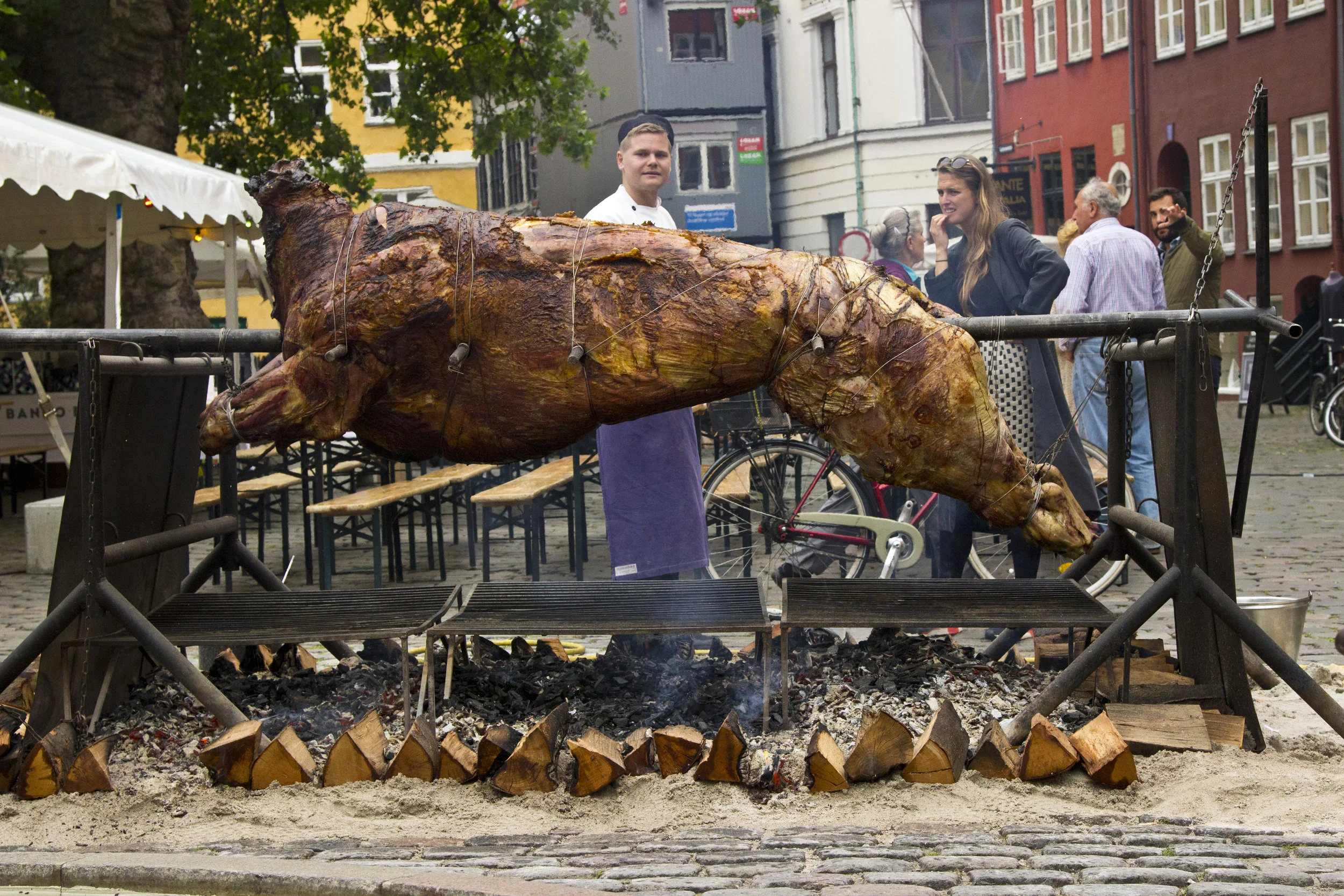 Helstegt okse på Gråbrødretorv: Se den blive tilberedt og smag det møre kød 