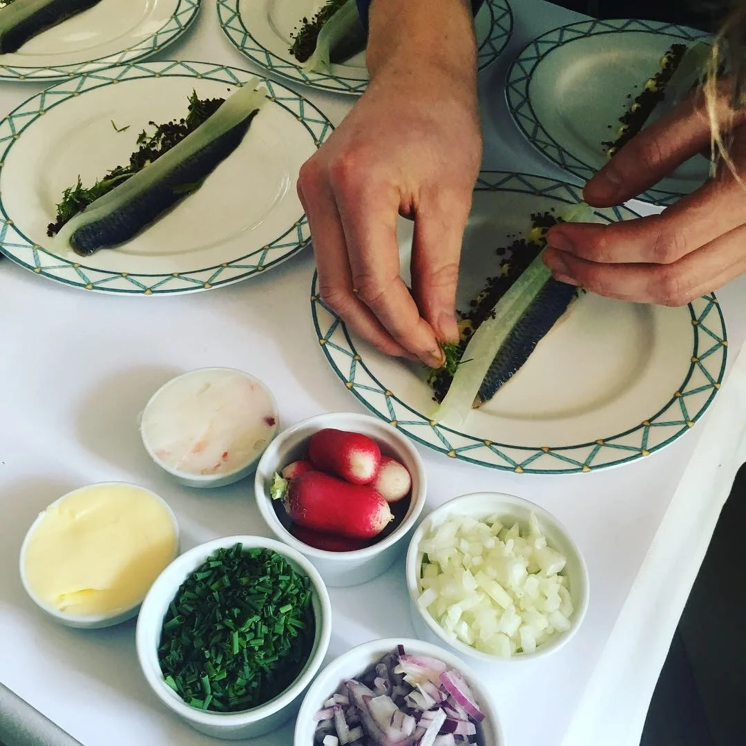 Deltager i gang med forberedelserne