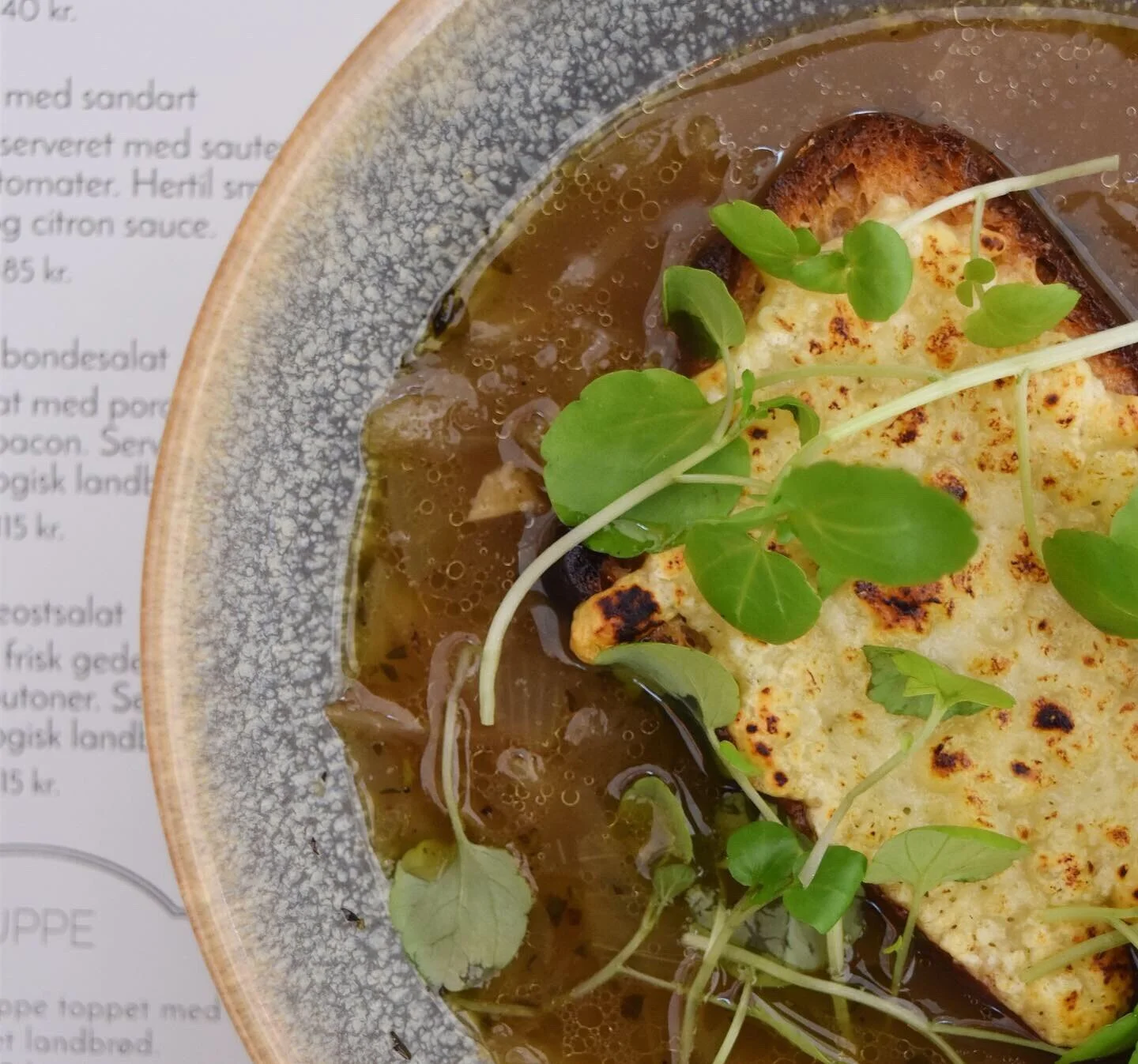 Fransk løgsuppe med gratineret landbrød.