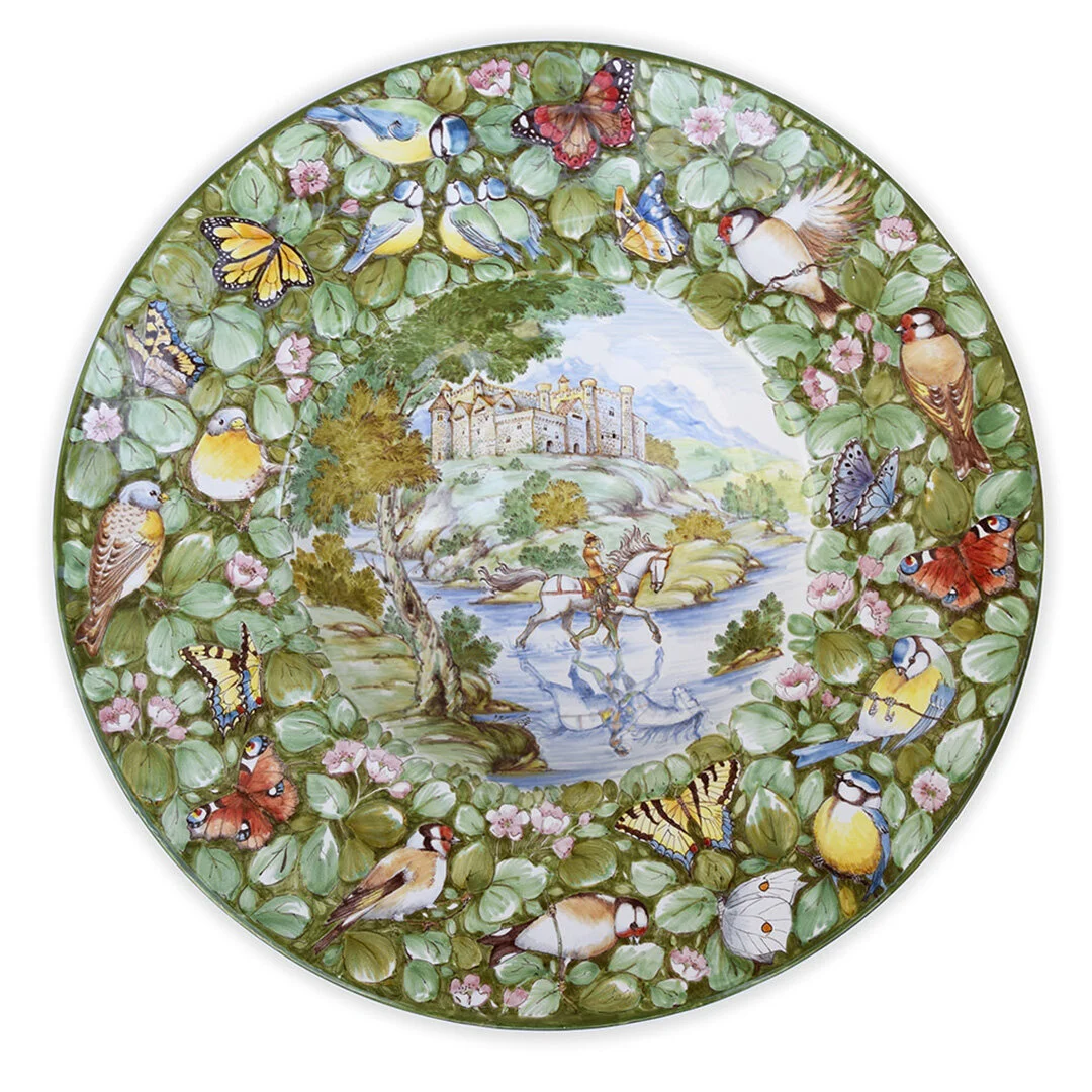“Scene fiabesche (Fairy-tale scenes)” – Piatti a cappello di prete (“Priest’s hat” plates)