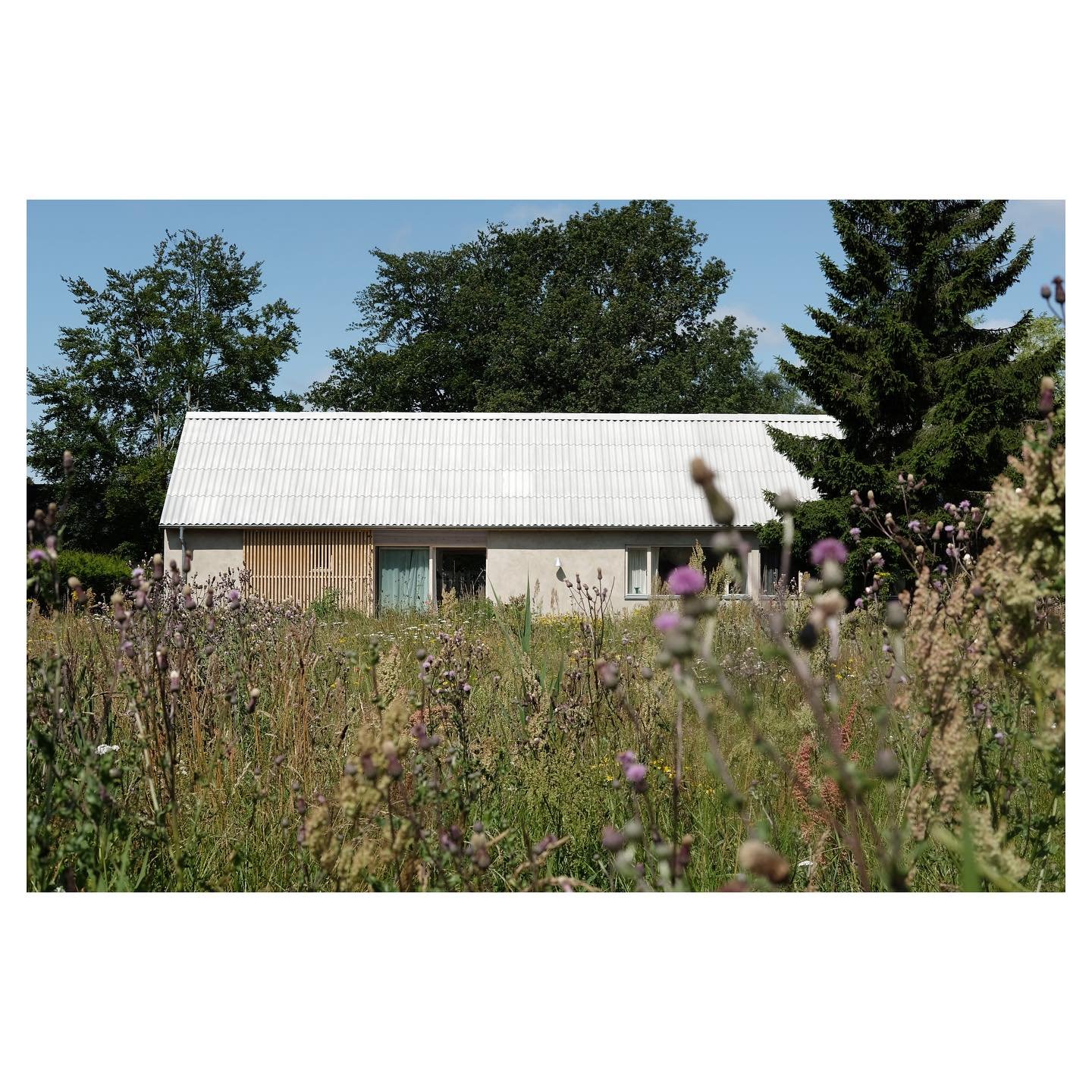 &bull; Fritidshus p&aring; en &auml;ng  i Hagestad/&Ouml;sterlen. F&ouml;rutom ett fantastiskt hus och sommar&auml;ng, finns det ocks&aring; friliggande solpaneler som fixar elen i sommar. 
#blickarkitektur 

#porotherm #fibercement #scandinavianhome