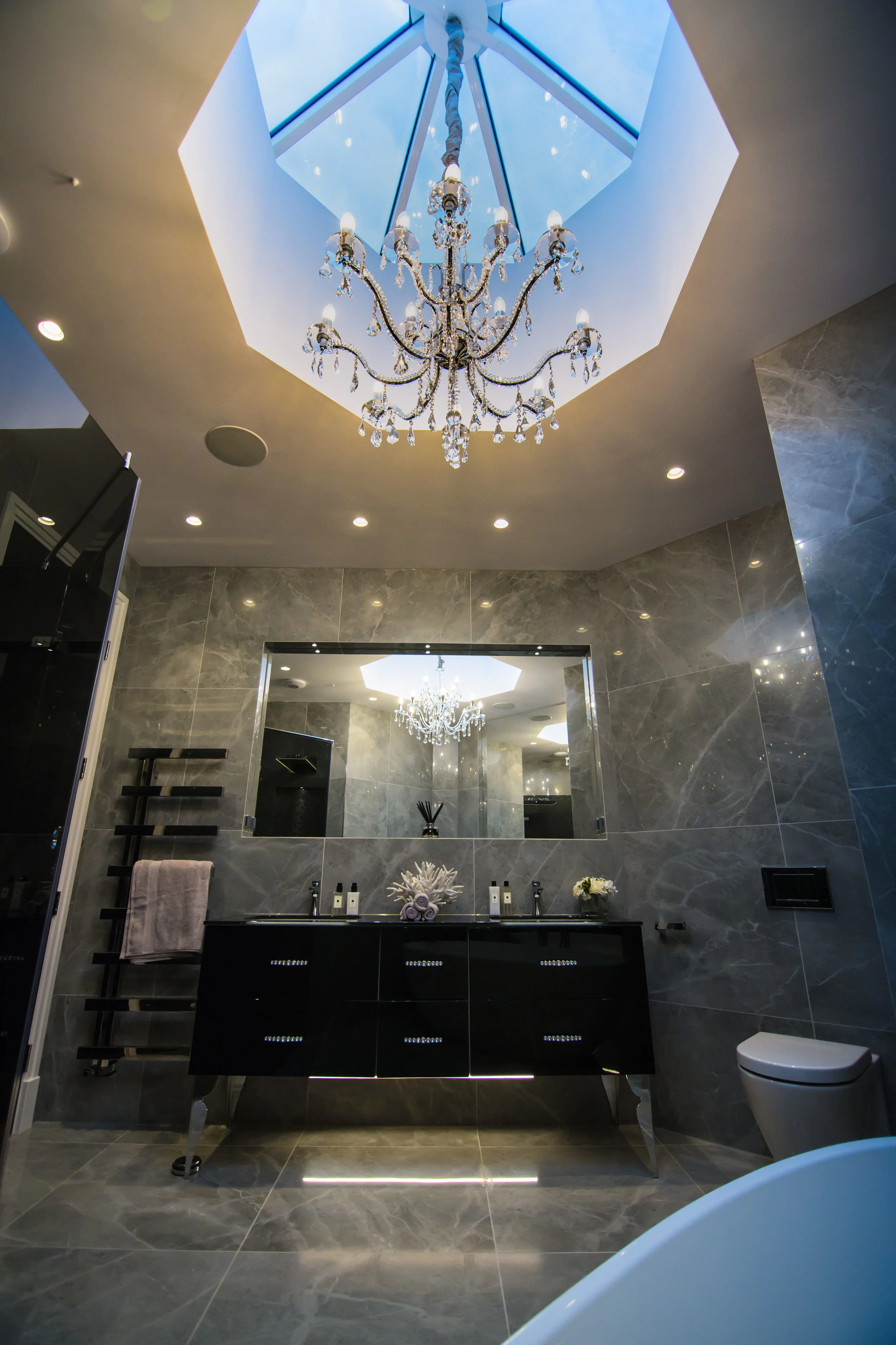Beautiful skylight in teh penthouse bathroom_.jpg
