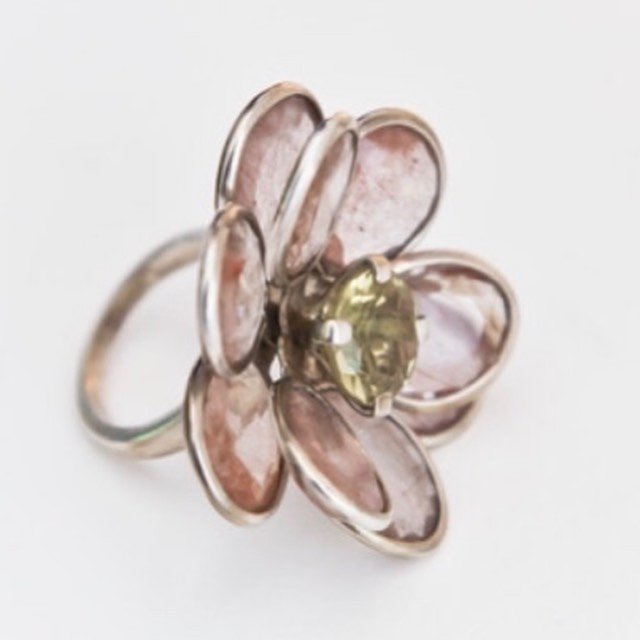 April showers bring ephemeral flowers! 
 
One of a kind flower ring created with rutile quartz petals and and a lemon quartz pistil. 

Find more @suzette.eu 
or DM and follow here👆🏼! 
-
-
-
#flower #ring #statementring #ephemeral #rutilequartz #gem