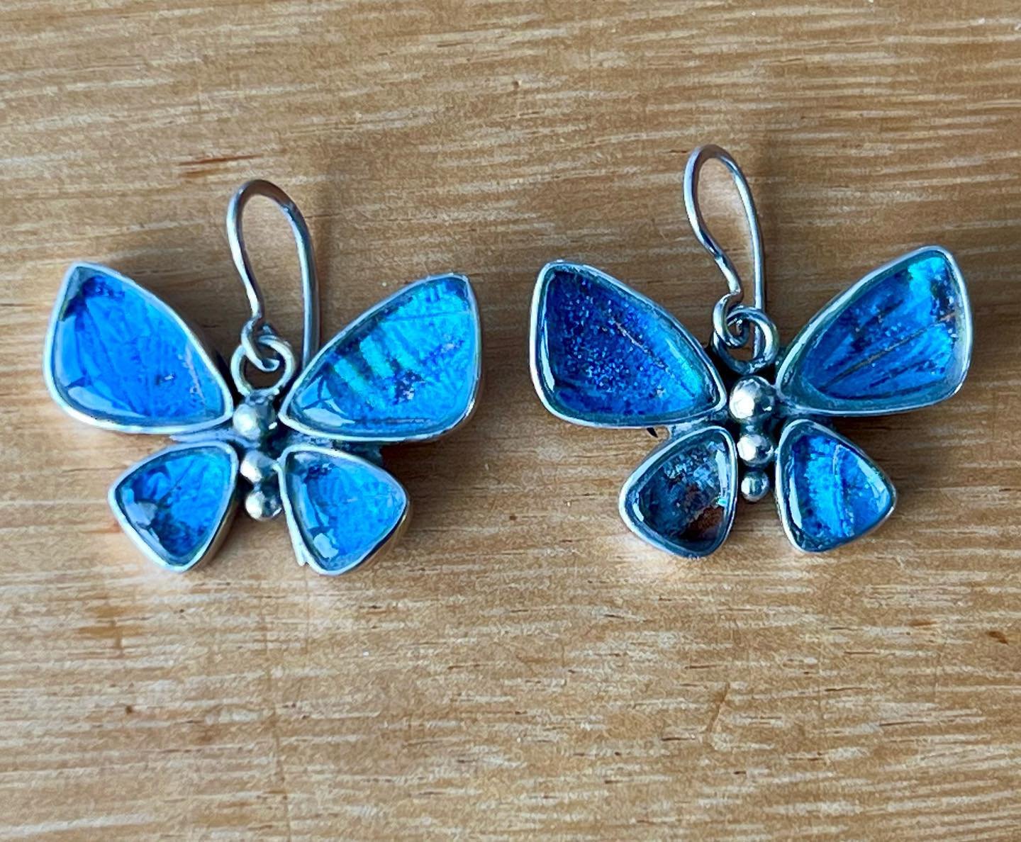 Taking flight with my evening jewels!

The butterfly wings are carefully placed under rock crystal cabochon and set as mimi sterling silver butterflies, these butterfly wing earrings are a beautiful accent shining like gemstones from your ears. 

Thi