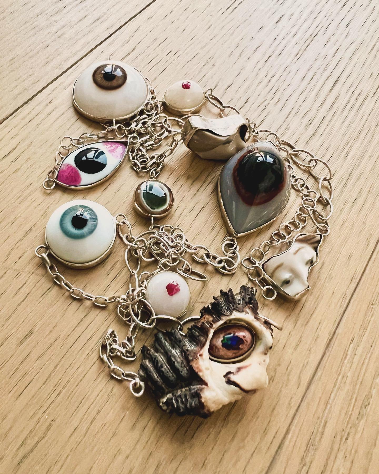 One of my favourite necklaces, a living creation, that I am definitely looking forwards to lengthening with this new found eyeball! 
 
Follow or DM☝🏼@suzetteoneofakindjewelry for more &lsquo;one of a kind&rsquo; jewelry!
-
-
-
#eyes #chainnecklace #