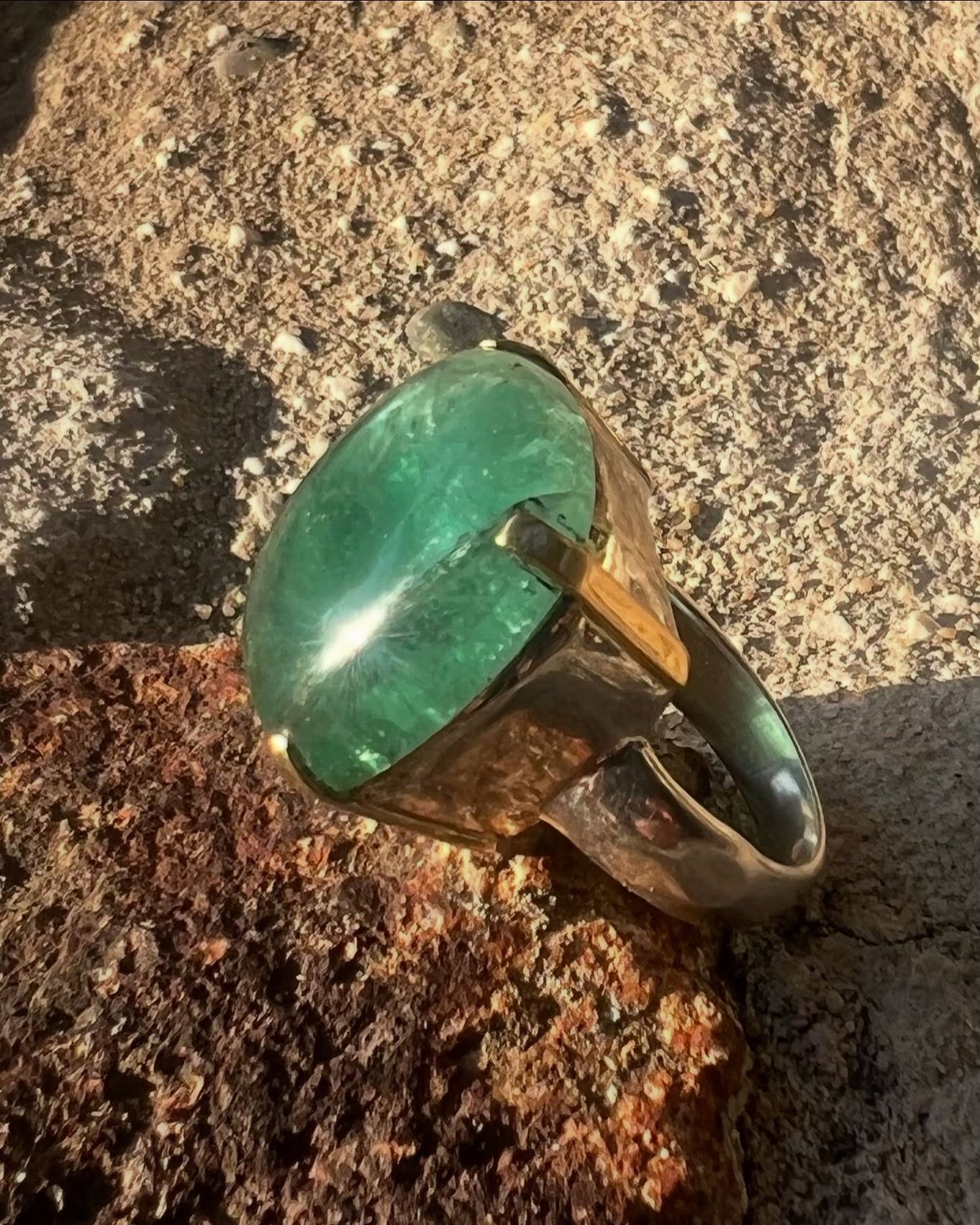 Seaside on the Côtes d’Azur, my morning jewels!
Solitaire ring with a large cushion azur blue green tourmaline cabochon set on sterling silver with 18k gold details.
Available at the next sales event together with other artisans of @r