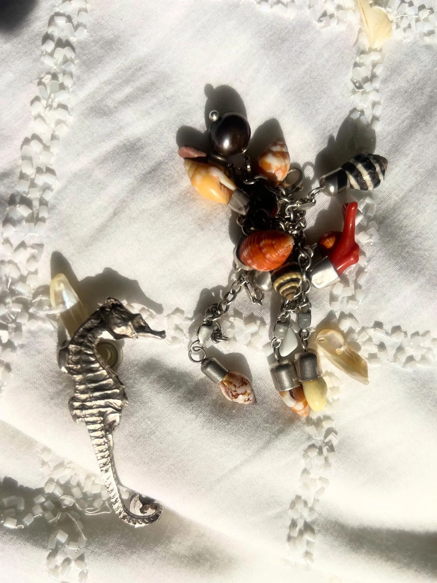 Yet another morning after, my evenings jewels, on this never ending summer!
Sterling silver seahorse earcuff and seashell charmbracelet
Follow here☝🏼@suzetteoneofakindjewelry for more!
-
-
-
#themorningafter #myeveningsjewels #shells #coral #st