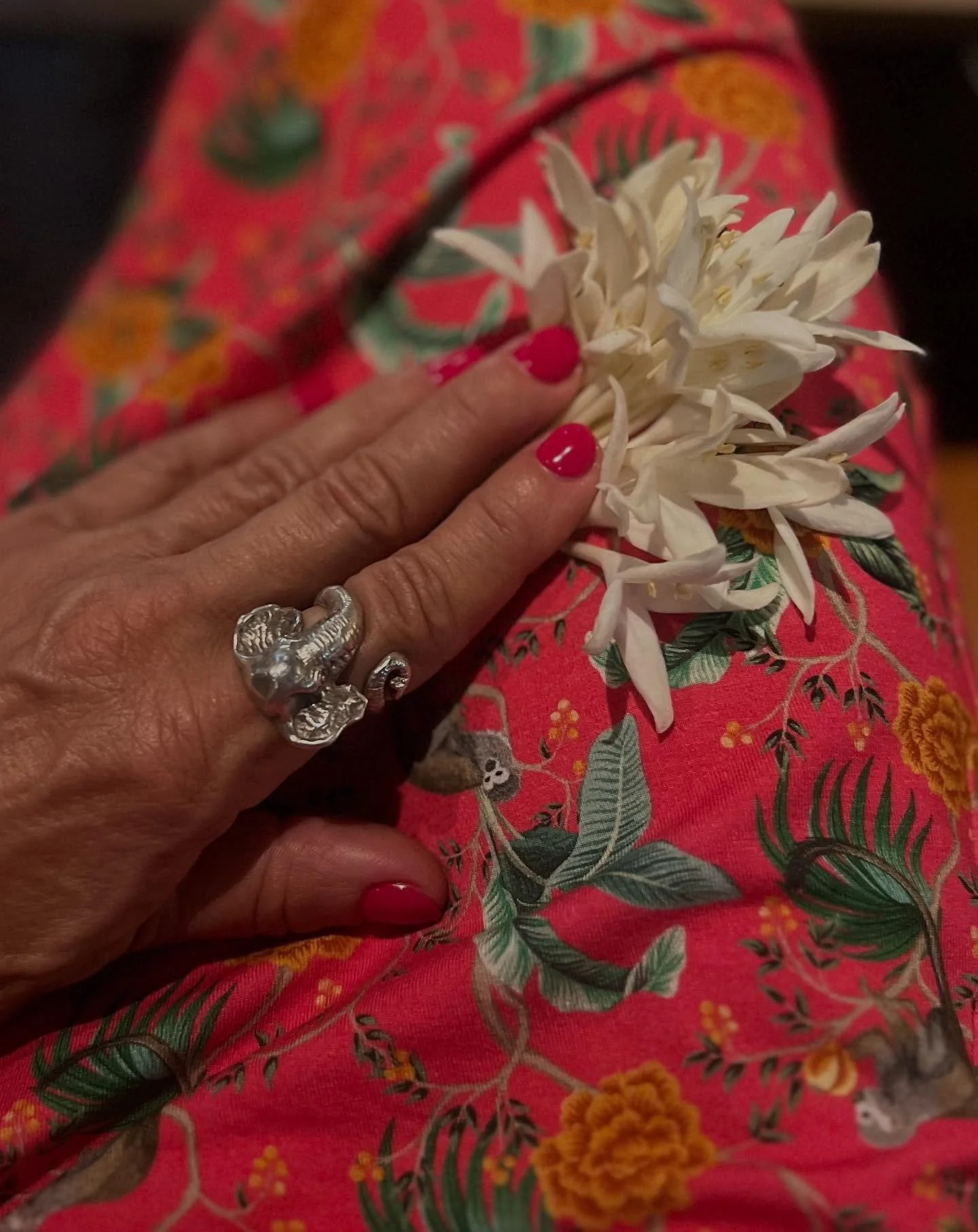 Polished up. 
I do not travel with a lot of jewelry. But as I mentioned earlier, I had forgotten how meaningful this elephant ring is. Accompanying me the last weeks, it gets a lot of attention. Especially with my new Bangkok pink look! 
These Asia