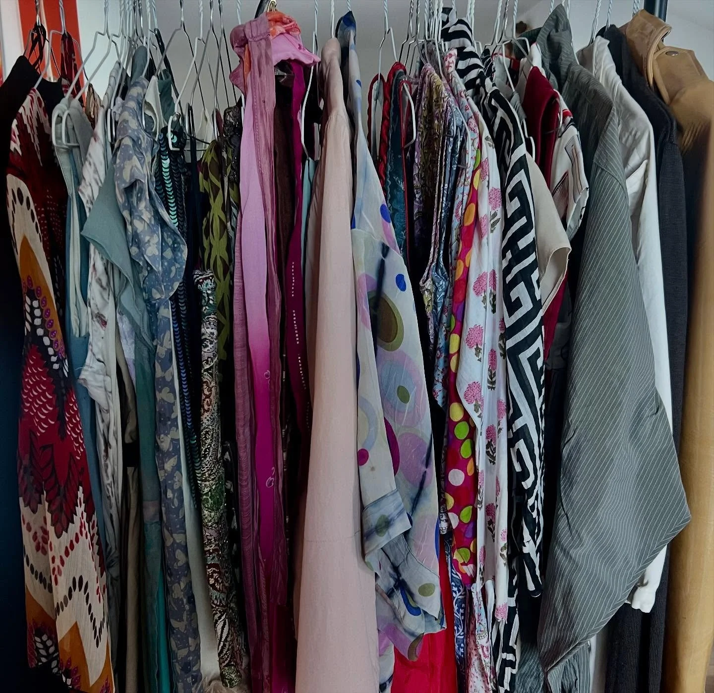 Just incase your in Haidhausen tomorrow, Saturday between 10:00-16:00! 
It’s Fleamarket Day and we’ll be out there selling our ‘unwanted desirables’ with clothing, accessories, shoes as well as household items! 
All in the mis