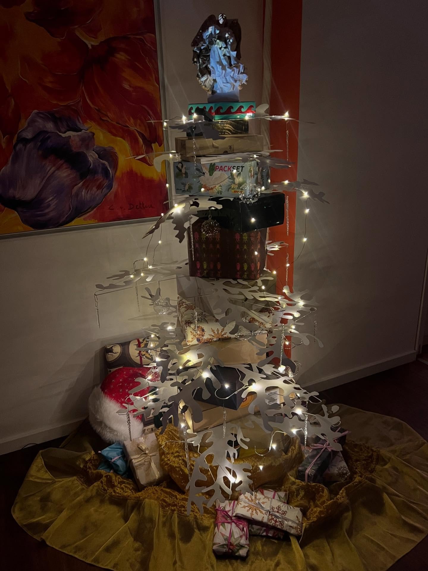 Merry Christmas from my home to yours with this years repurposed trash tree! 
-
-
-
#recycle #christmas #trashtotreasure #reimagine #suzetteoneofakindjewelry
