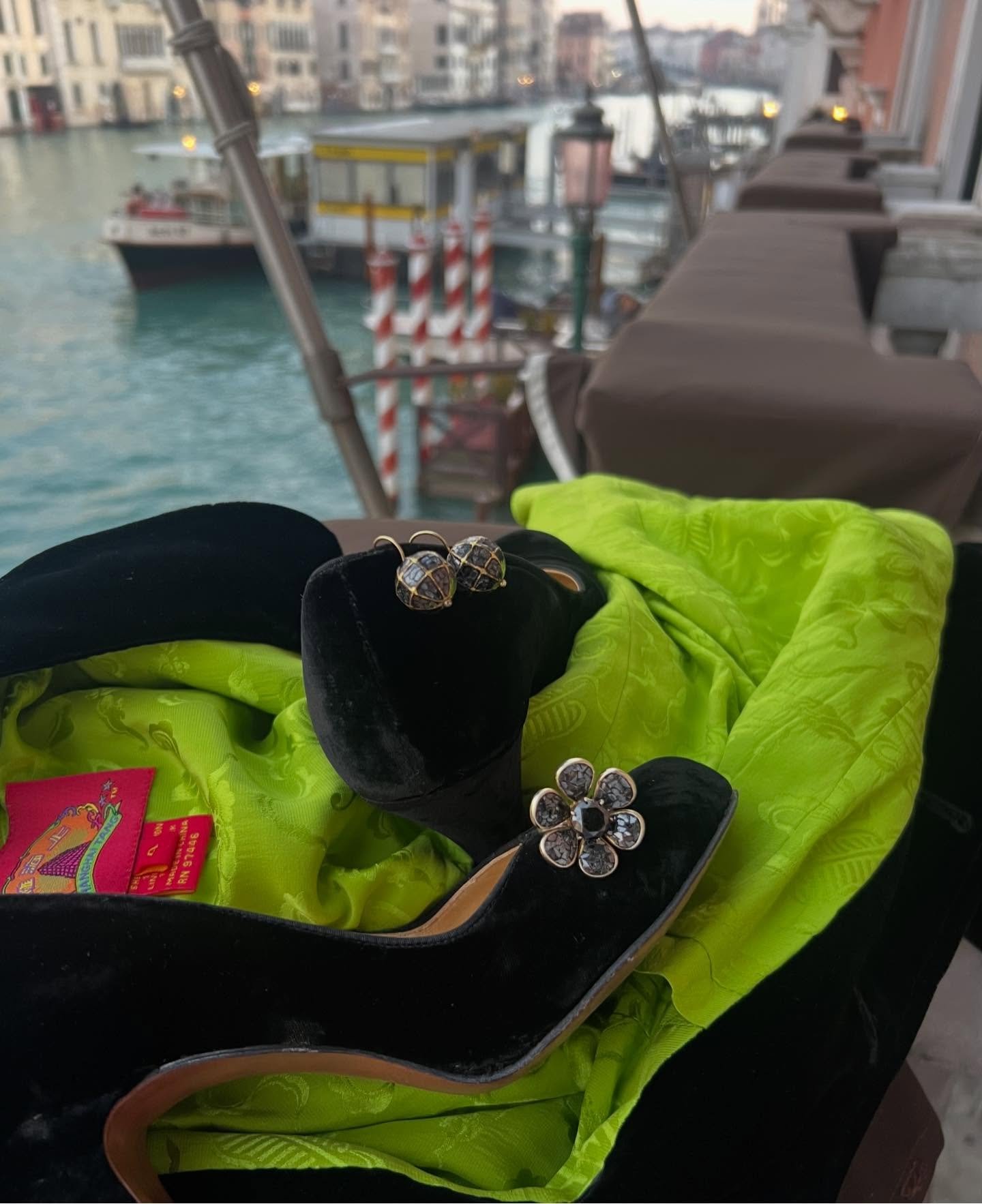 The morning after, the New Year begins&hellip;..
May it be a more peaceful year ahead! 

My evening jewels? Earrings and flower ring of black diamonds set in sterling silver and gold. 

@suzetteoneofakindjewelry 
-
-
-
#blackdiamond #earrings #ring #