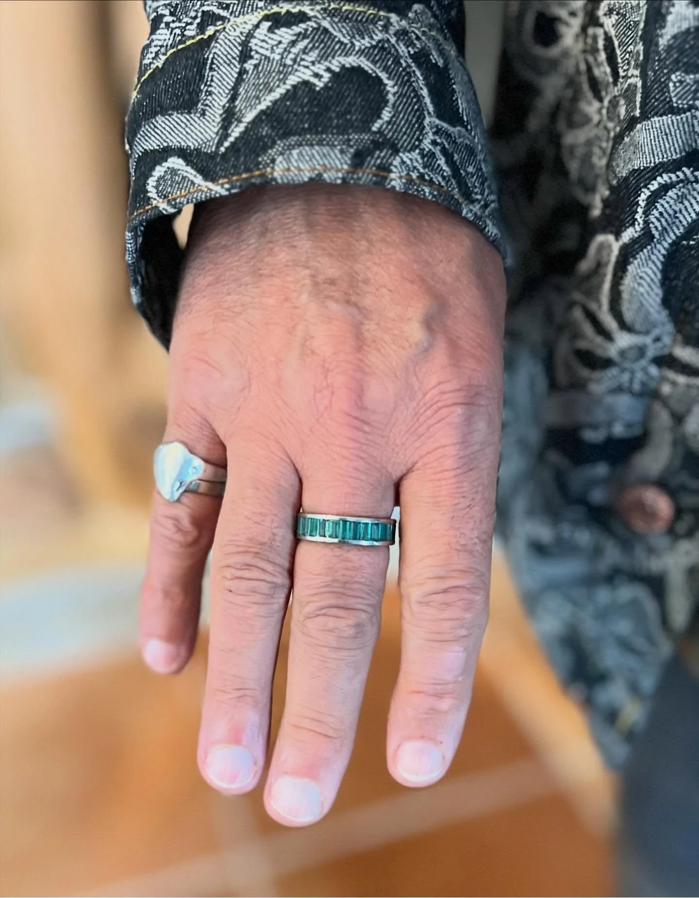 Custom made to the last millimeter. Another happy client! 

Creating just for you @suzetteoneofakindjewelry 
-
-
-
#emerald #whitegold #statementring #commission #suzetteoneofakindjewelry