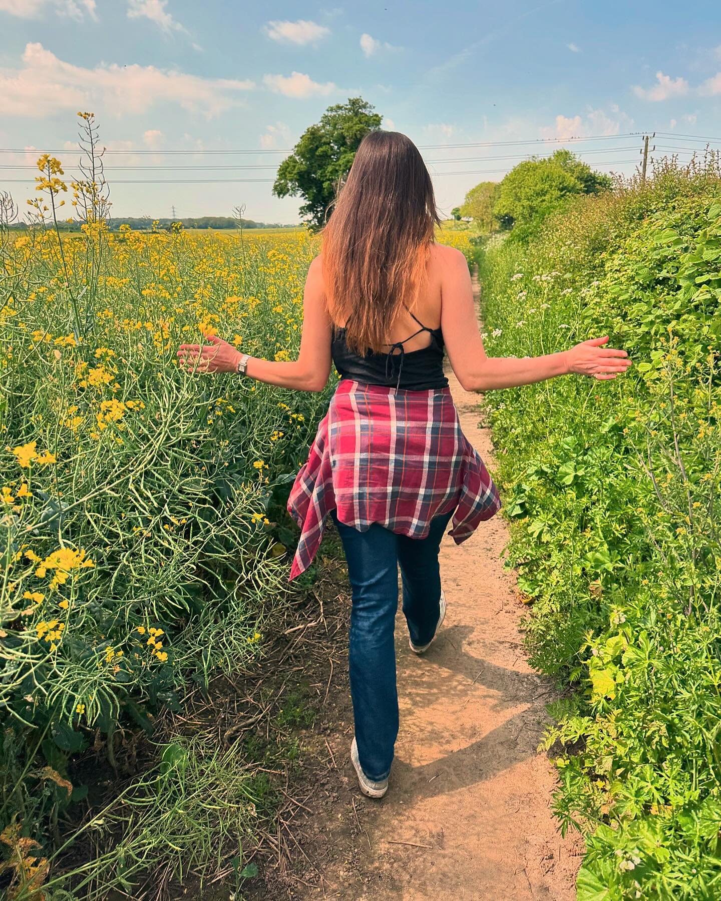 Escaping to the country for a few years was one of the best decisions I ever made. Very grateful to all the people who welcomed me, and all the people who came to visit. Forever a happy place 💛 #countrylife #england