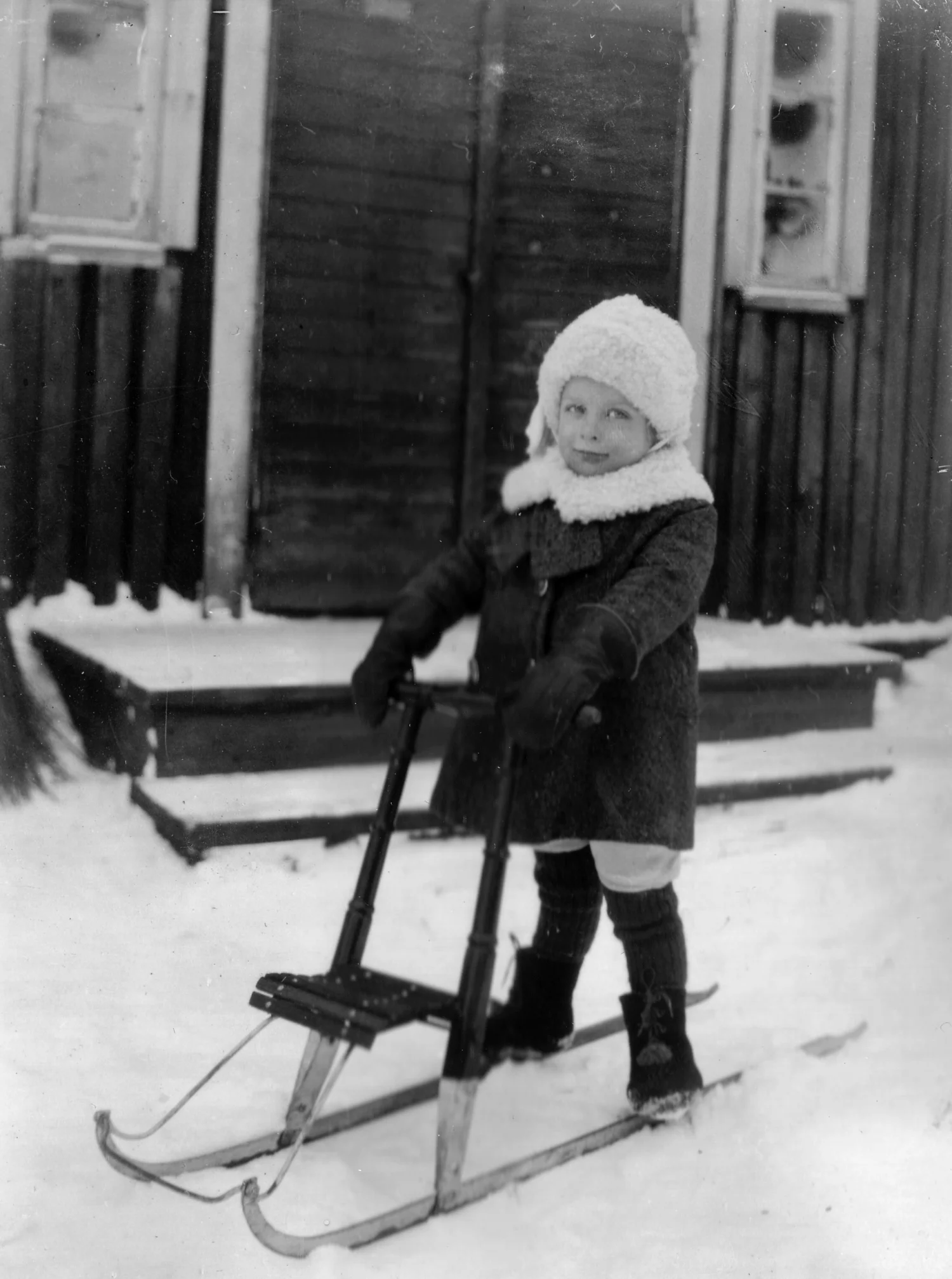 Pirkko Puisto potkukelkan kanssa Vanhassa Sunilassa.