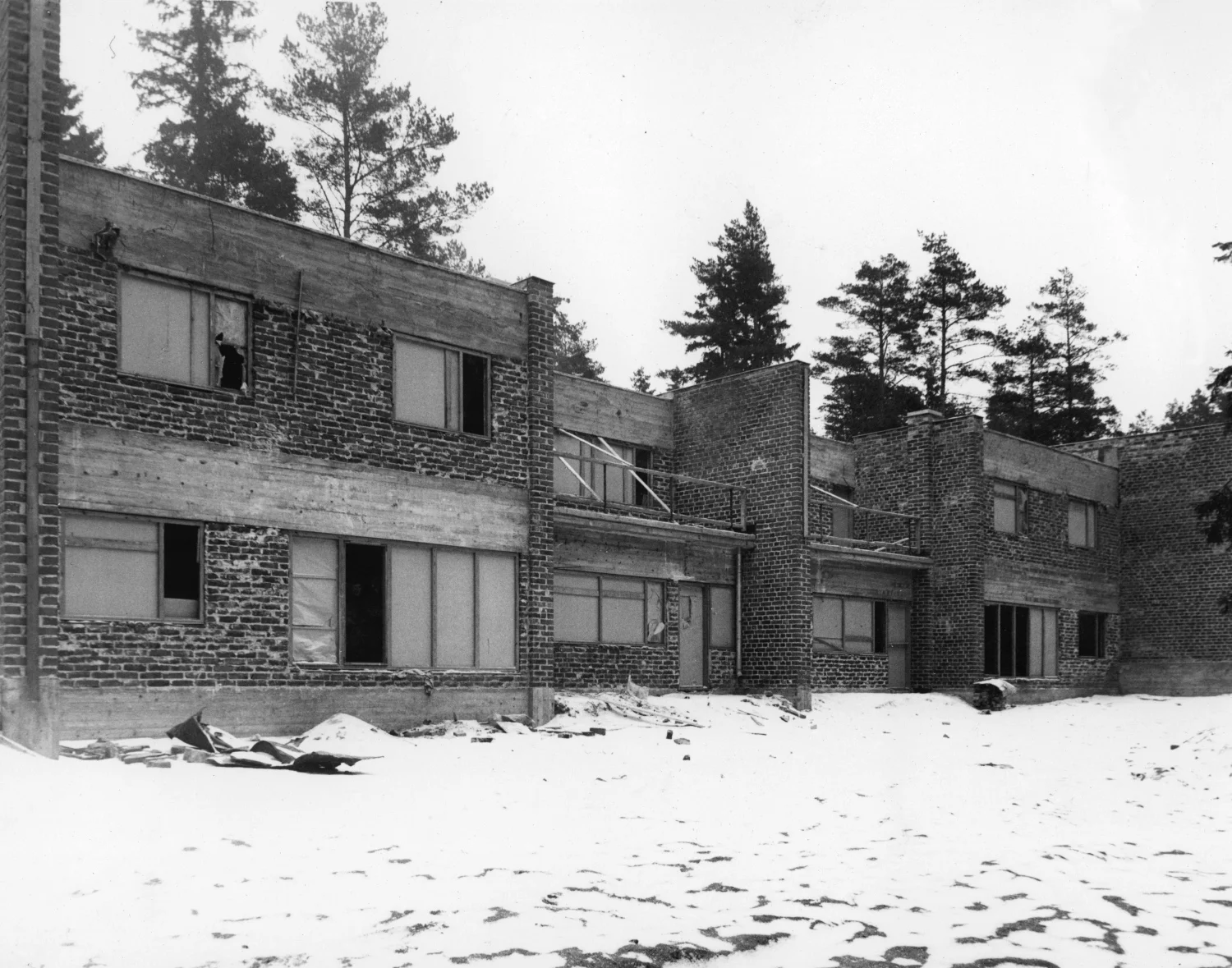 Rantala rakenteilla 15.1.1937. Ulkoseinät on muurattu. Ikkunat ja ulkorappaus vielä puuttuu.