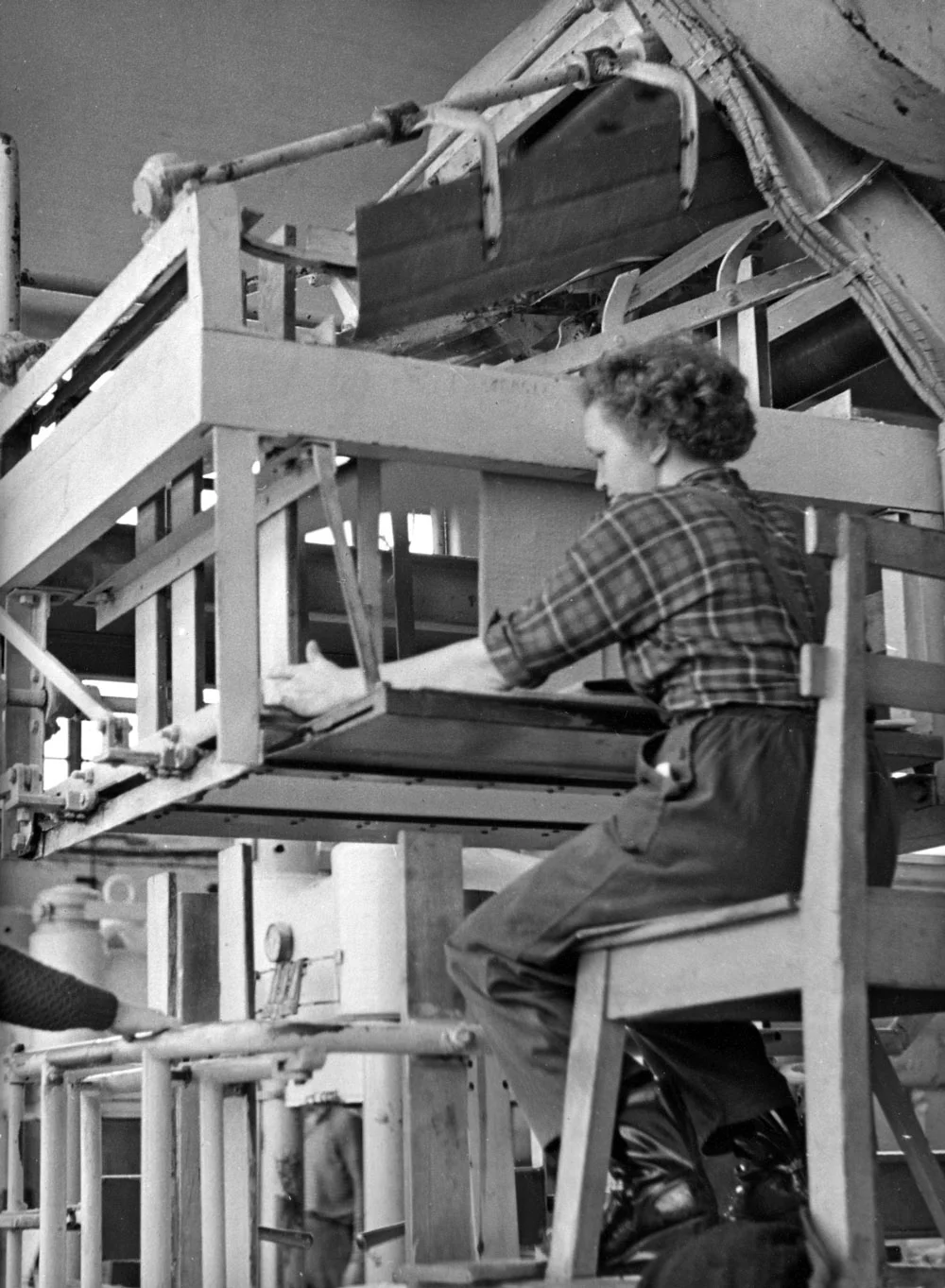 Valmis selluloosa leikattiin määrämittaisiksi arkeiksi jotka aseteltiin pinoihin.