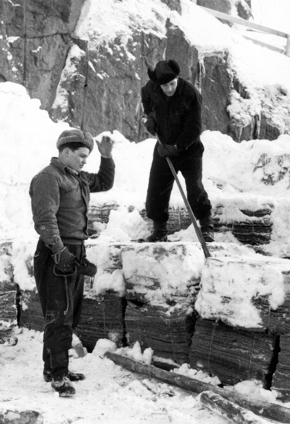 Joskus sisävarastot täyttyivät ja sellua jouduttiin varastoimaan ulos. Jäisiä sellupaaleja irrotetaan.