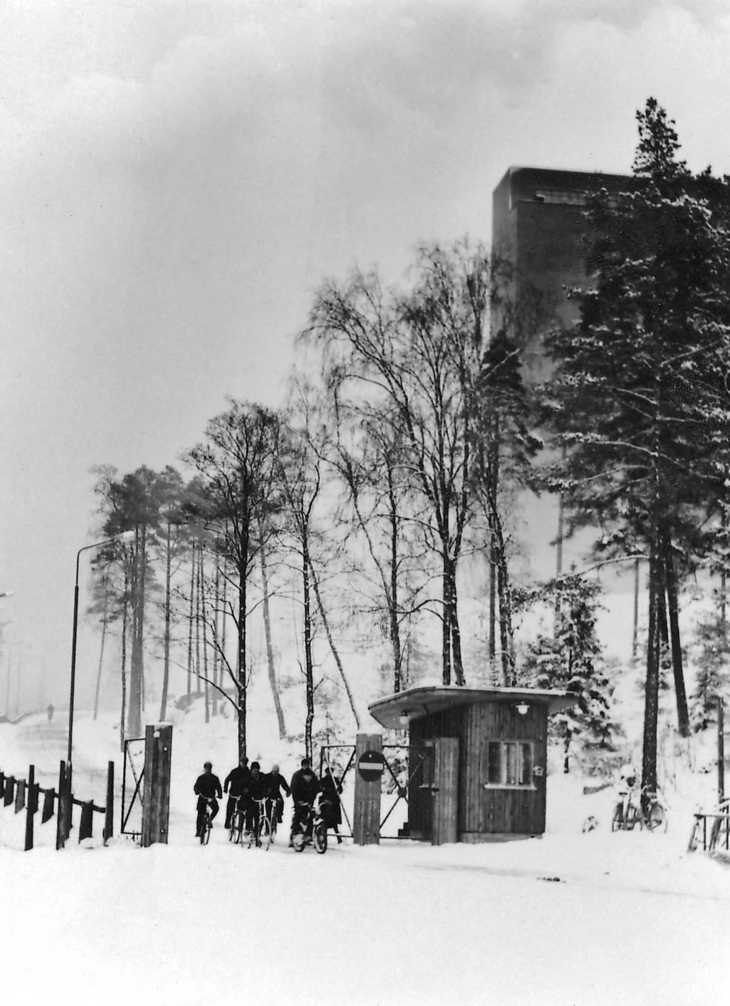Sunilan tehtaan portilla. Talvinen työpäivä on päättynyt.