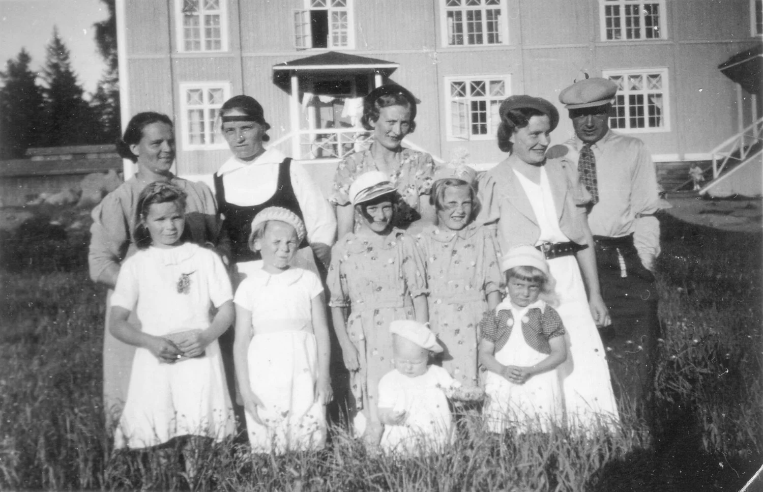 Sunilan äitejä lapsineen Siperian edessä vuonna 1938.