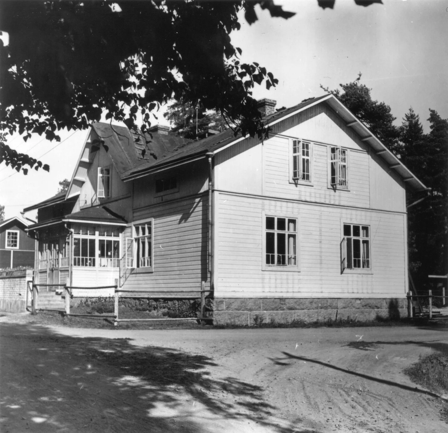 Sunilan lastentalo sijoitettiin sahan entiseen konttorirakennukseen, jonka muutos- ja sisustussuunnitelmat tekivät Aino ja Alvar Aalto.