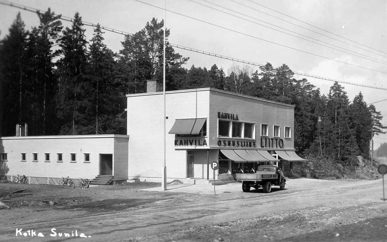 Vuonna 1937 valmistunut Osuusliike Liitto Sunilassa on todennäköisesti SOK:n suunnitteluosaston käsialaa.