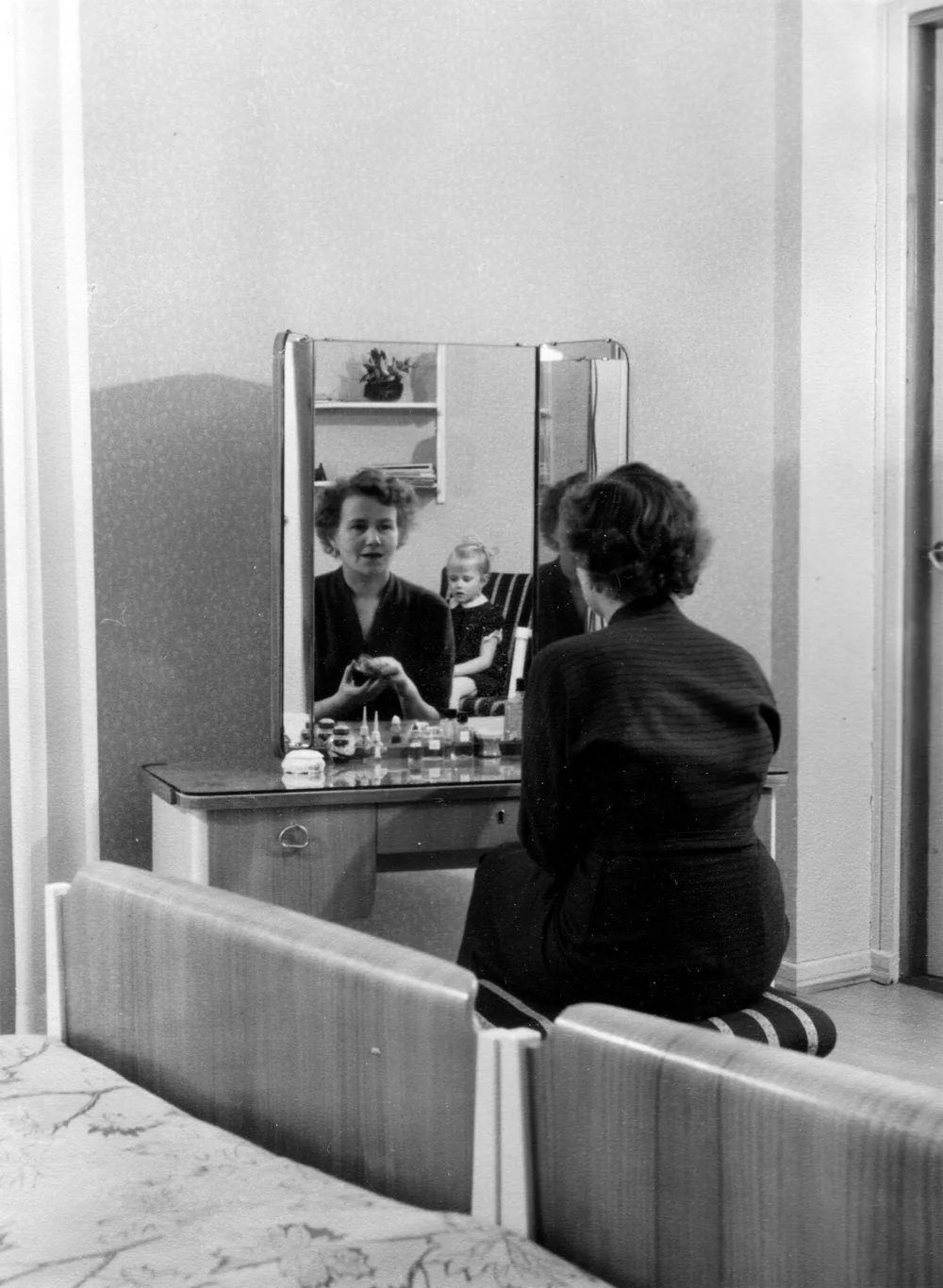 Rouva Alava kampauspöydän äärellä Runkolan kodissa 1954.