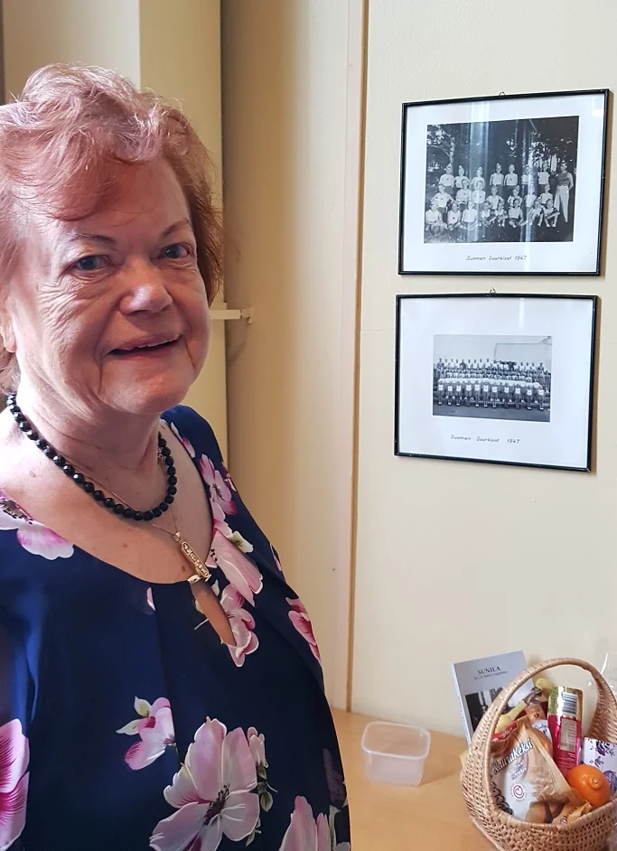 Rva Hilkka Blomqvist os. Takala tunnisti itsensä Sunilan Pirtin seinällä olevasta joukkuevoimistelijoiden kuvasta. 