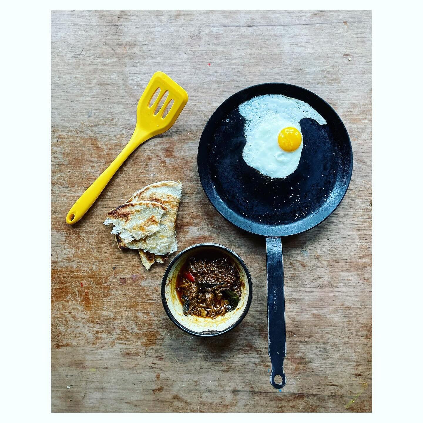 Put an egg on your rendang and eat it for breakfast 🍳 #mykitchen #breakfast #rendang #egg #paratha #chillicrunch
