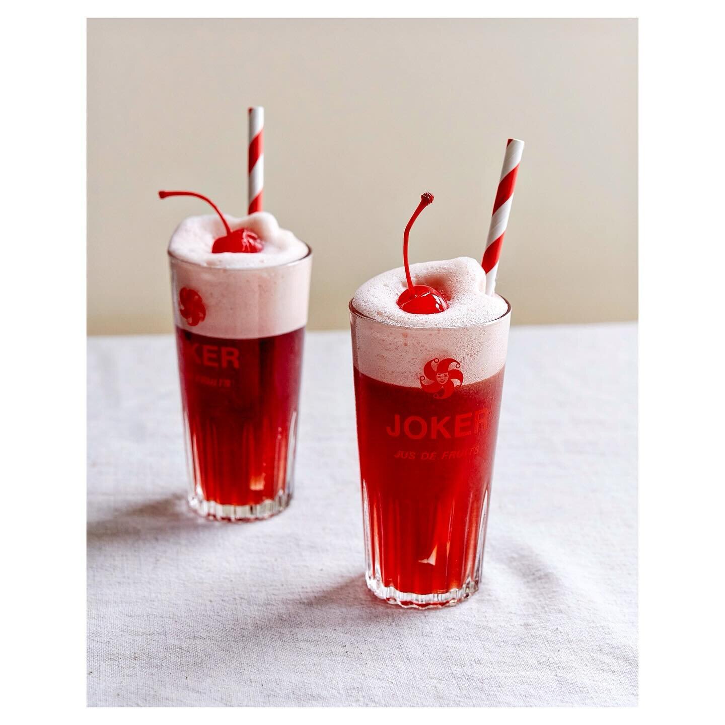 One of my favourite shots and recipe development projects from 2023 was this cherry bomb sour 🍒💣🍸for @willysacv with the gorgeous @melissarjphoto who I&rsquo;ve loved working with this year 📸💕 #drinkstyling #foodphotography #foodanddrink #cherry