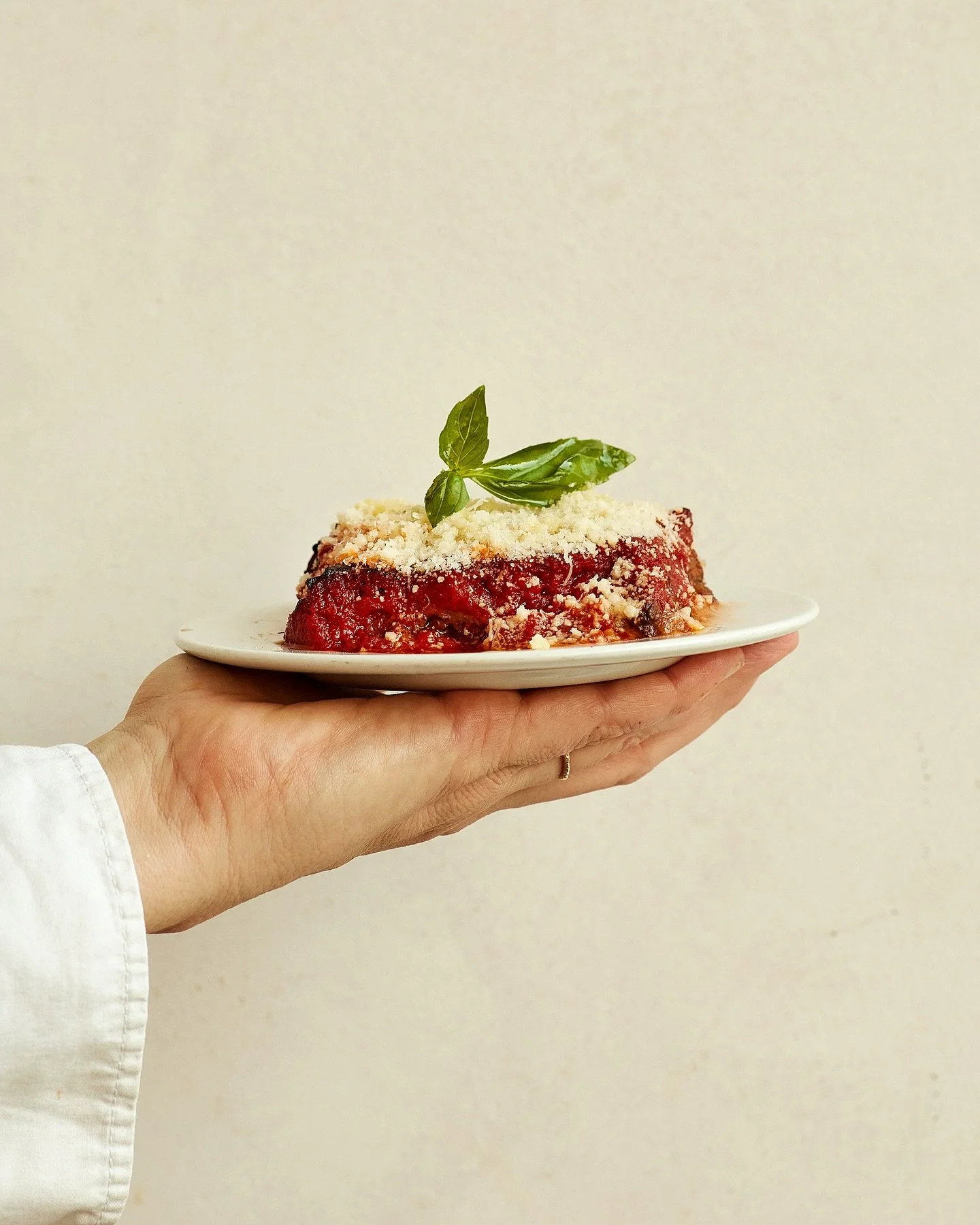 I would like a slice of this @theospizzeria parmigiana right now. In fact I&rsquo;ll take a whole sharer tray please. Italians often tell me it&rsquo;s the best they&rsquo;ve had in London. Daverro 👌🍆🥫🇮🇹 shot in Camberwell with @melissarjphoto ?