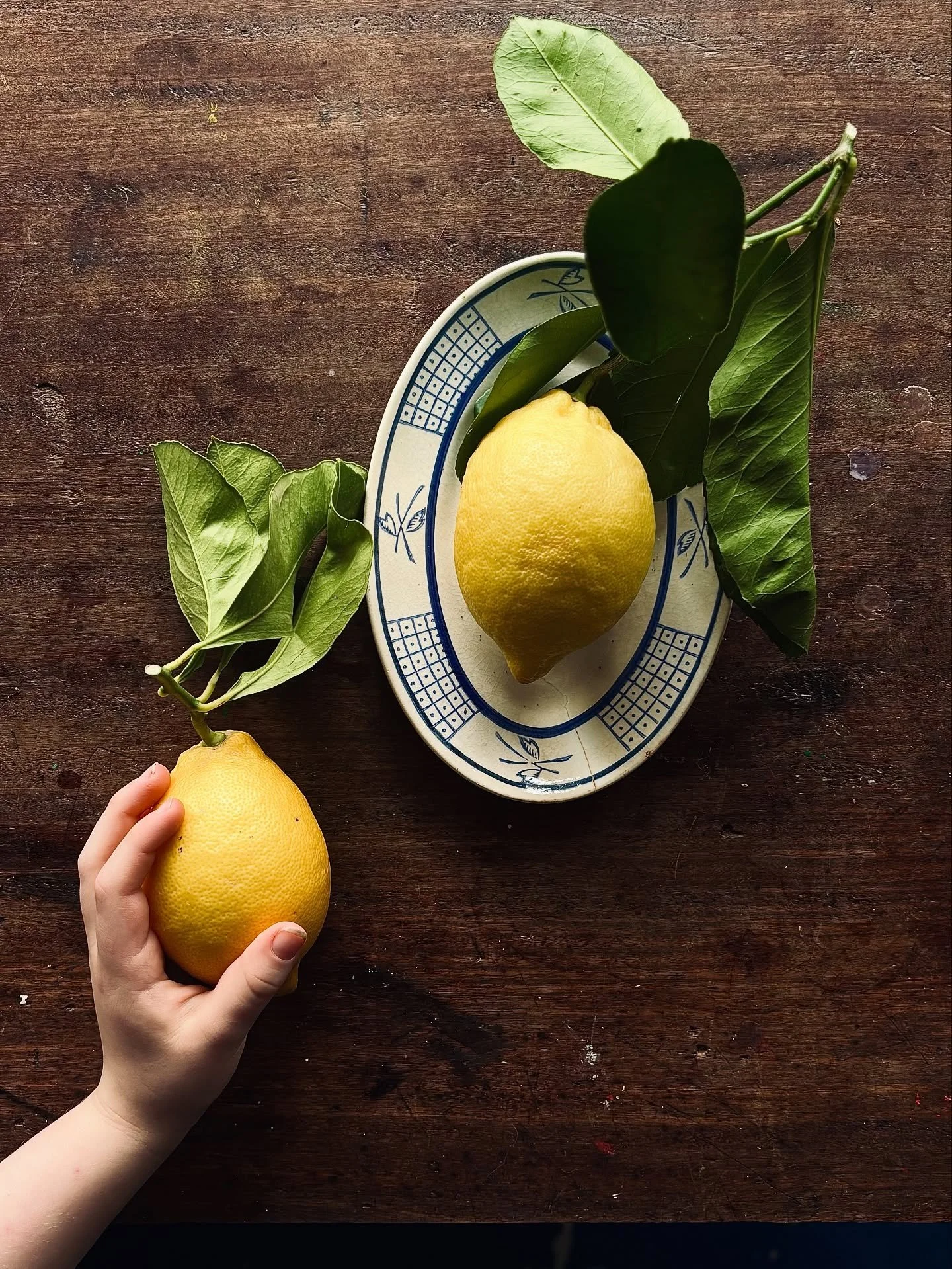 Some fruits of February 🍋🍐🍎🥒🍒🍇🍊
1/ those @lidlgb leafy lemons 
2/ &ldquo;pear&rdquo; and &ldquo;fruit bowl&rdquo; by my favourite 7yo artist 
3/ @yardsalepizza 🍕 and @wildandlees 🍷 deliveries to the rescue after it rained INSIDE the kitchen 