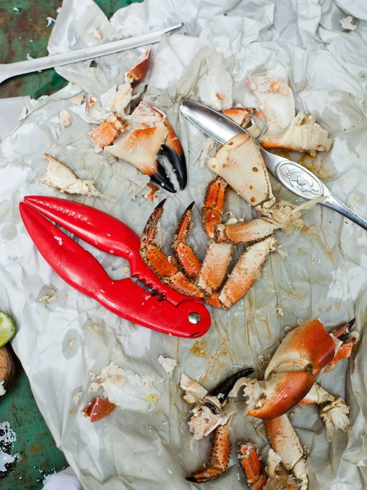 Had a weekend in Norfolk, ate some brilliant Cromer crab 🦀 and was reminded of a favourite outtake from our cookbook @laurajayneedwards 📸❤️ Can&rsquo;t wait to recreate the harissa crab dish we ate at the truly brilliant @suffieldarms 😋😋😋

#crab