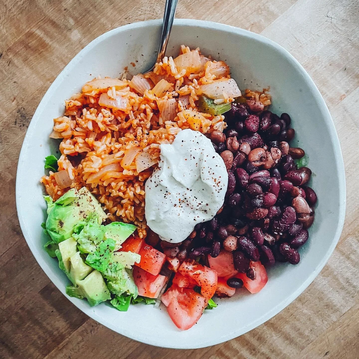 Food for thought and a fully loaded vegan taco bowl! 😋🌱 Look yummy?... Check out my latest blog post (link in bio)... talking all about how your diet affects your mental health. Let me know what you think! 😘🥑🧠