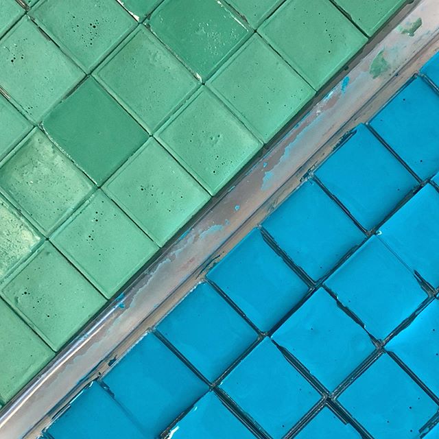 More cobalt aqua and malachite watercolor pans in the works, looking like sea glass as they dry. Both of these colors are currently available in the shop.
⠀⠀⠀⠀⠀⠀⠀⠀⠀
#LimnColors #HandmadeWatercolors #Paintmaker #HandMulledPaint #CobaltAqua #Malachite 