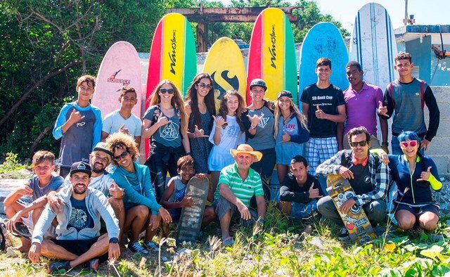 GroupPhotoYayaSurf.JPG