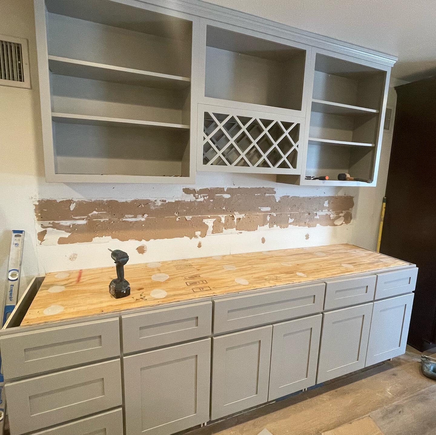 Installing new light gray cabinets with waterfall quartz countertops for our showroom.
.
.
.
#countertops #lightgrayshakercabinets #lightgray #shakercabinets #cabinetry #cabinets #quartzcountertop #homeremodeling #remodeling #homeimprovement #carrara