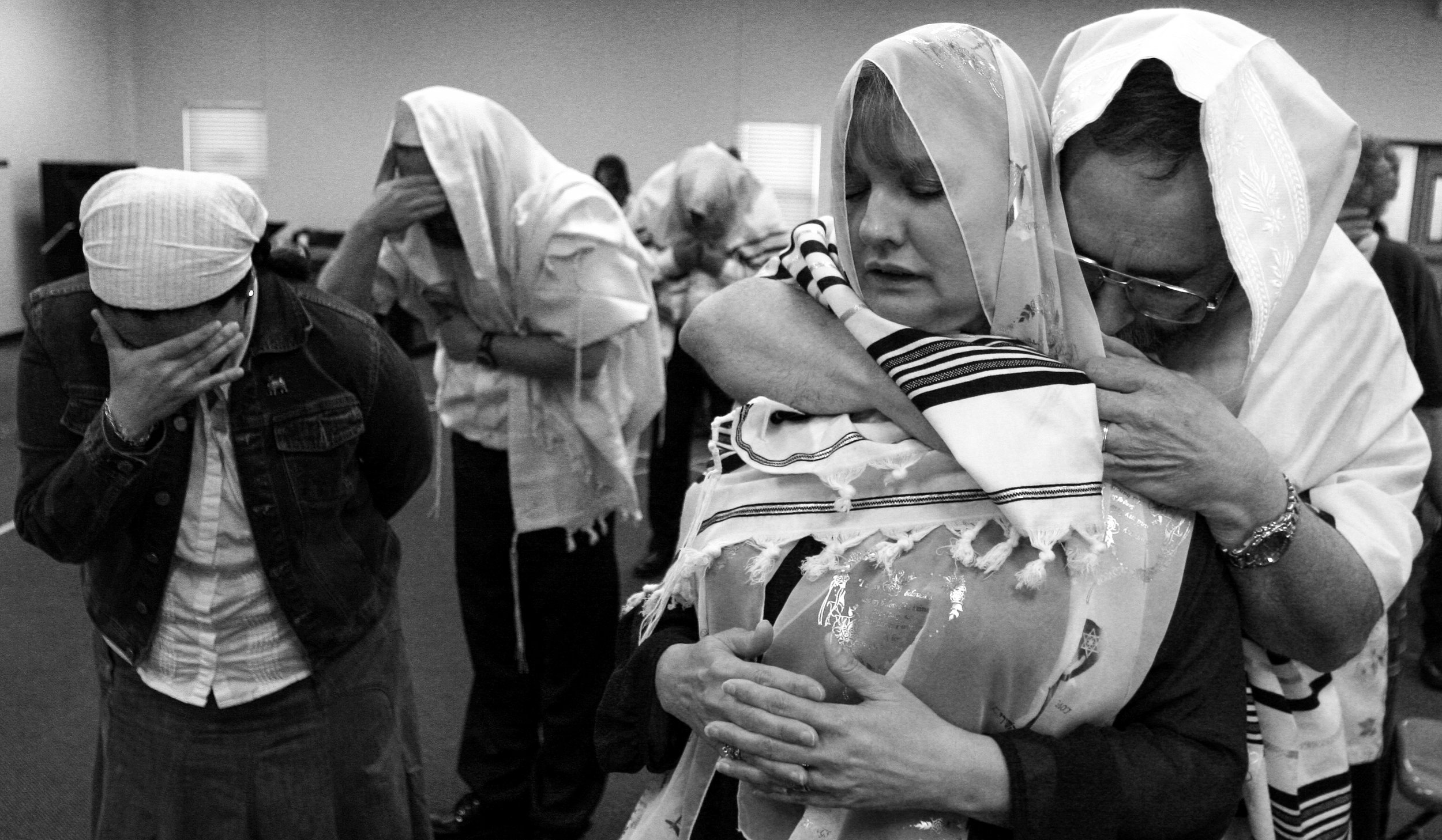  Don Swindell, from right, Theresa Swindell, Ben Burton, and Leonor Burton cover their heads and turn to the east during the Shema Yisrael prayer March 31, 2007, during the Beit Haderekh congregation meeting at Mission Dorado Church in Odessa, Texas.