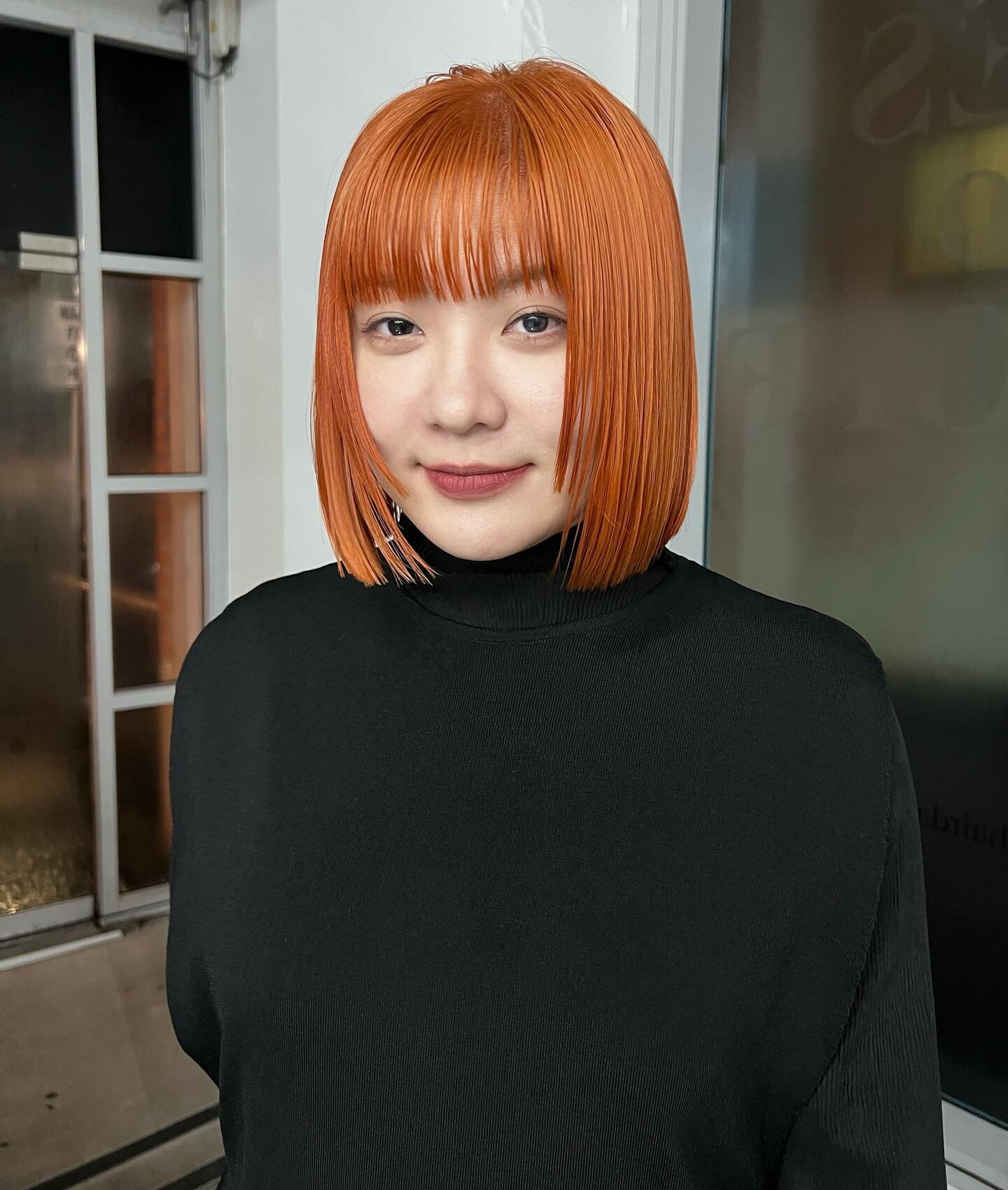 Orange Wet Bob for Cammy 🧡 One bleach required to achieve this colour. Colour using @colormebykm.australia Cut @mizutaniaustralia  Swipe ➡️ to see more &amp; how Cammy wears this hair. 

#usfinatelier #hairtransformation #sydneyhairdresser #sydneyha